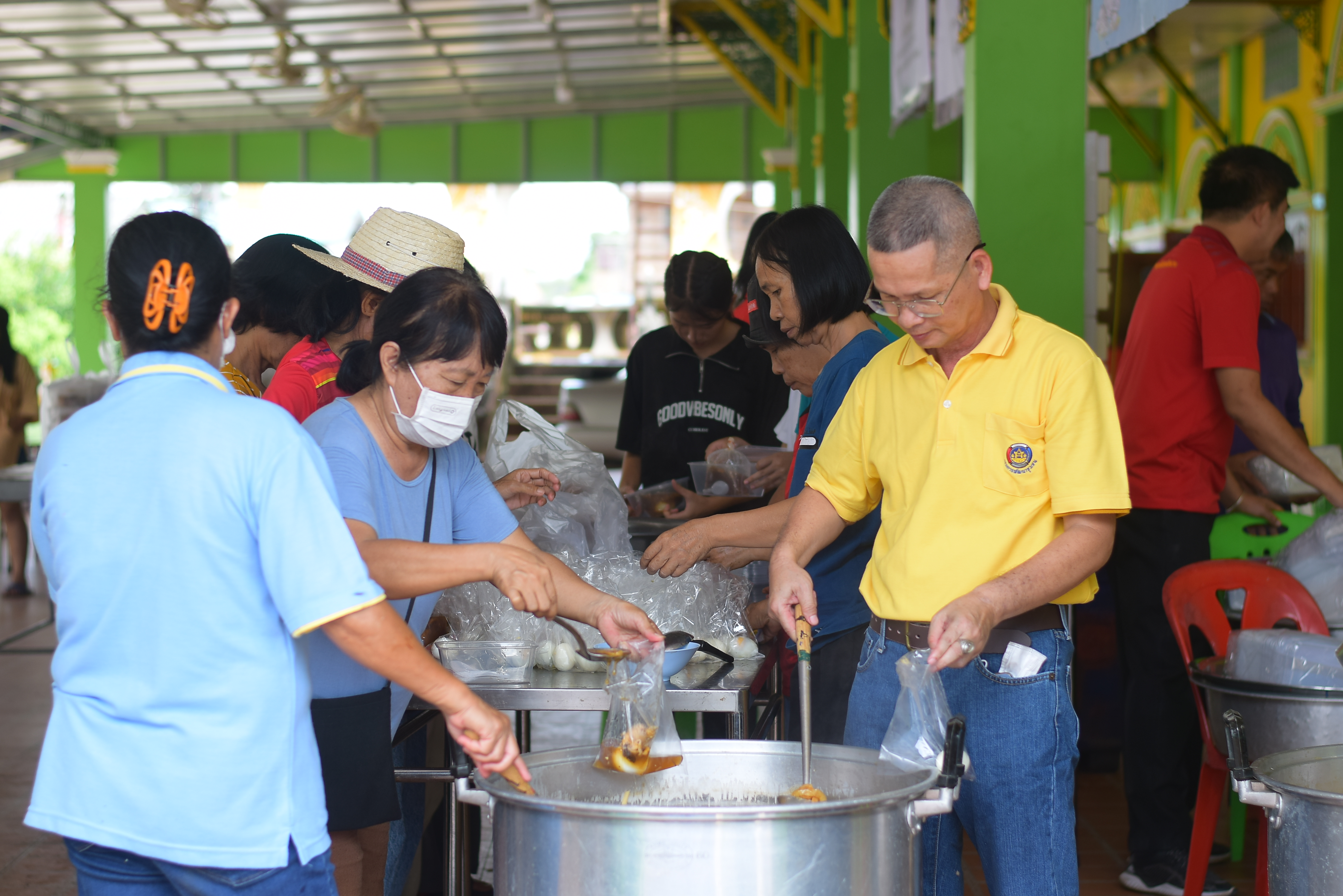 (#)สร้างสรรค์ชุมชน คนพช.น่าน(#) มูลนิธิอาสาเพื่อนพึ่ง(ภา)ยามยาก สภากาชาดไทย จัดโรงครัวช่วยเหลือผู้ประสบอุทกภัย โดยการประสานงานของสำนักงานพัฒนาชุมชนจังหวัดน่าน