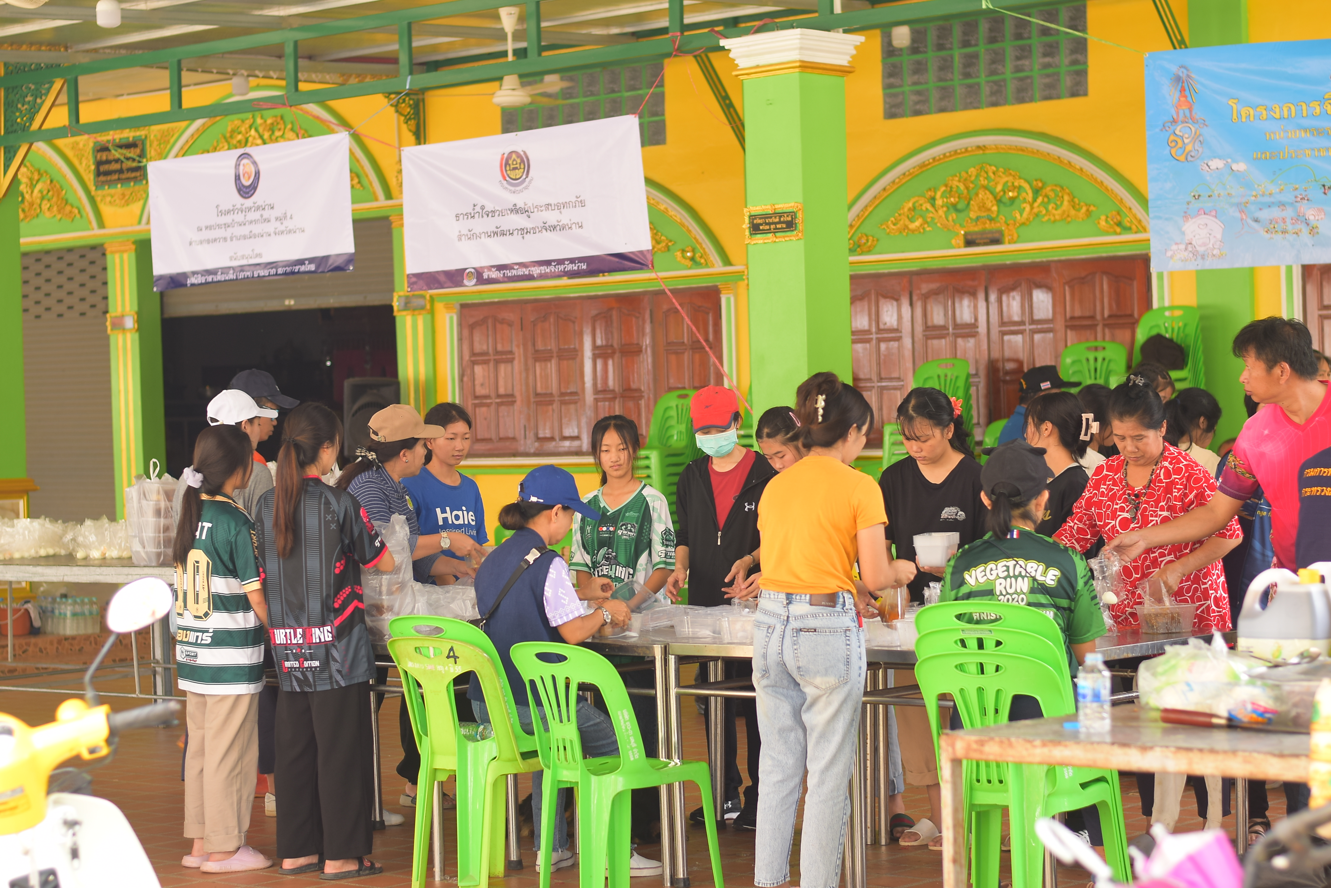 (#)สร้างสรรค์ชุมชน คนพช.น่าน(#) มูลนิธิอาสาเพื่อนพึ่ง(ภา)ยามยาก สภากาชาดไทย จัดโรงครัวช่วยเหลือผู้ประสบอุทกภัย โดยการประสานงานของสำนักงานพัฒนาชุมชนจังหวัดน่าน