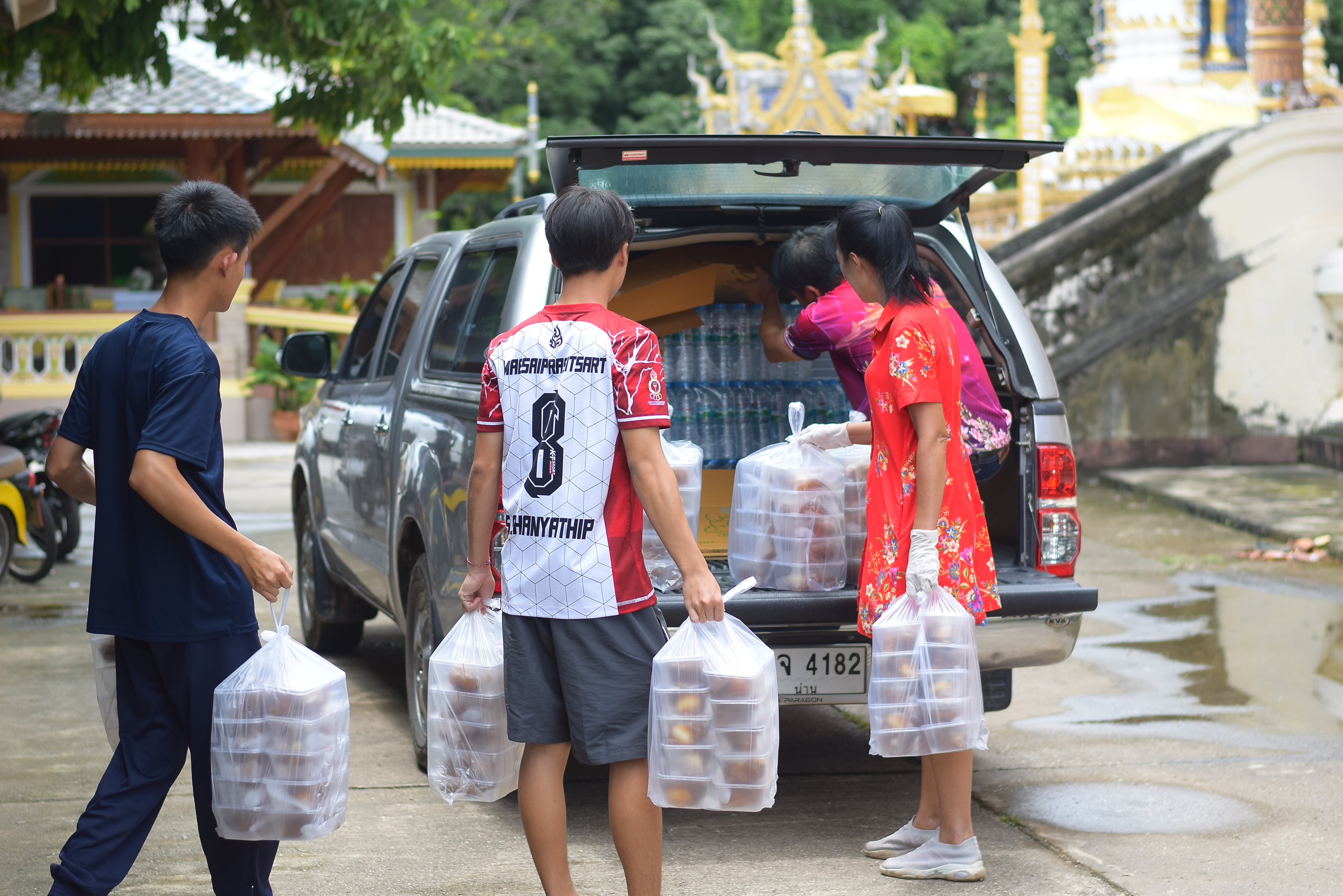 (#)สร้างสรรค์ชุมชน คนพช.น่าน(#) มูลนิธิอาสาเพื่อนพึ่ง(ภา)ยามยาก สภากาชาดไทย จัดโรงครัวช่วยเหลือผู้ประสบอุทกภัย โดยการประสานงานของสำนักงานพัฒนาชุมชนจังหวัดน่าน