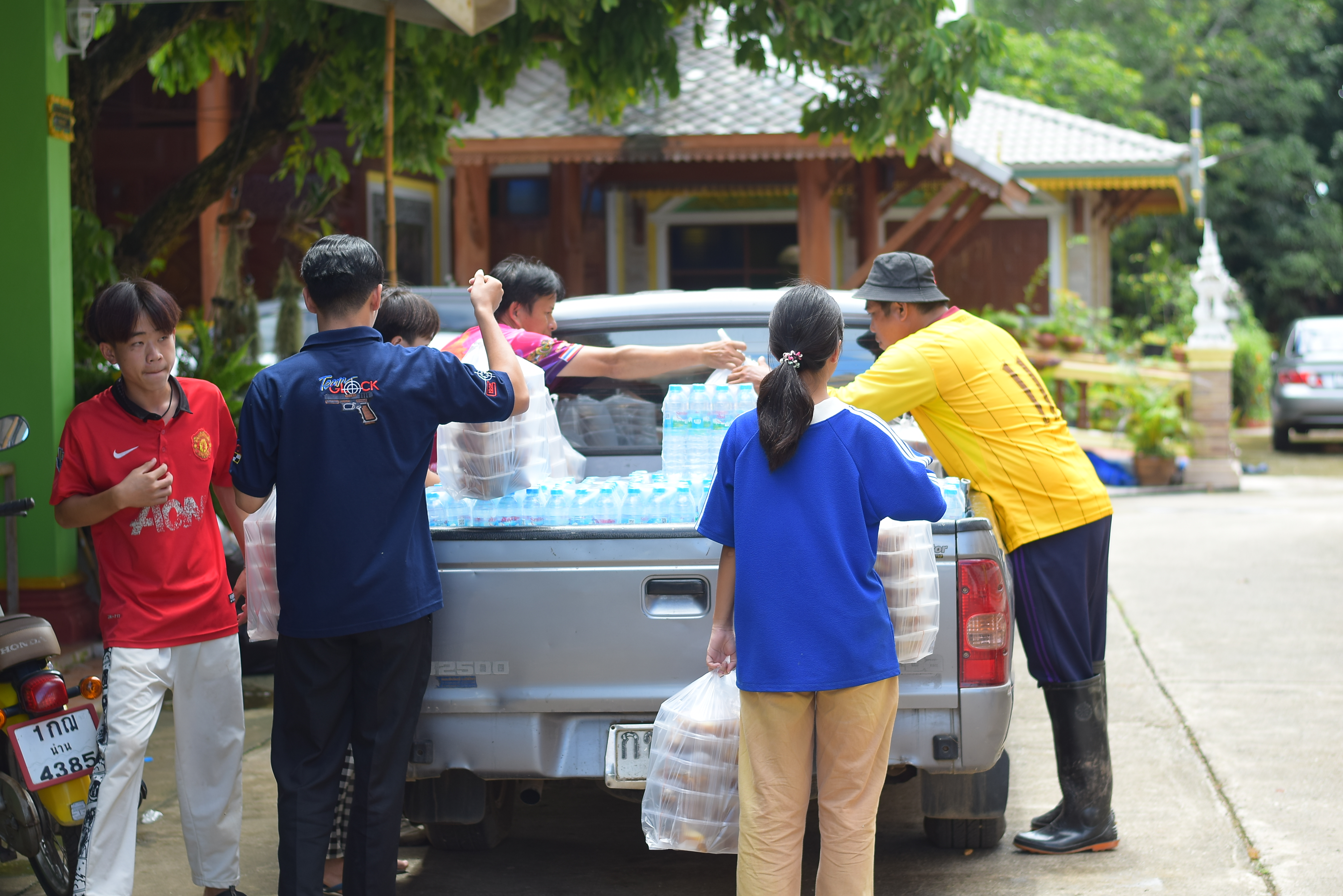 (#)สร้างสรรค์ชุมชน คนพช.น่าน(#) มูลนิธิอาสาเพื่อนพึ่ง(ภา)ยามยาก สภากาชาดไทย จัดโรงครัวช่วยเหลือผู้ประสบอุทกภัย โดยการประสานงานของสำนักงานพัฒนาชุมชนจังหวัดน่าน