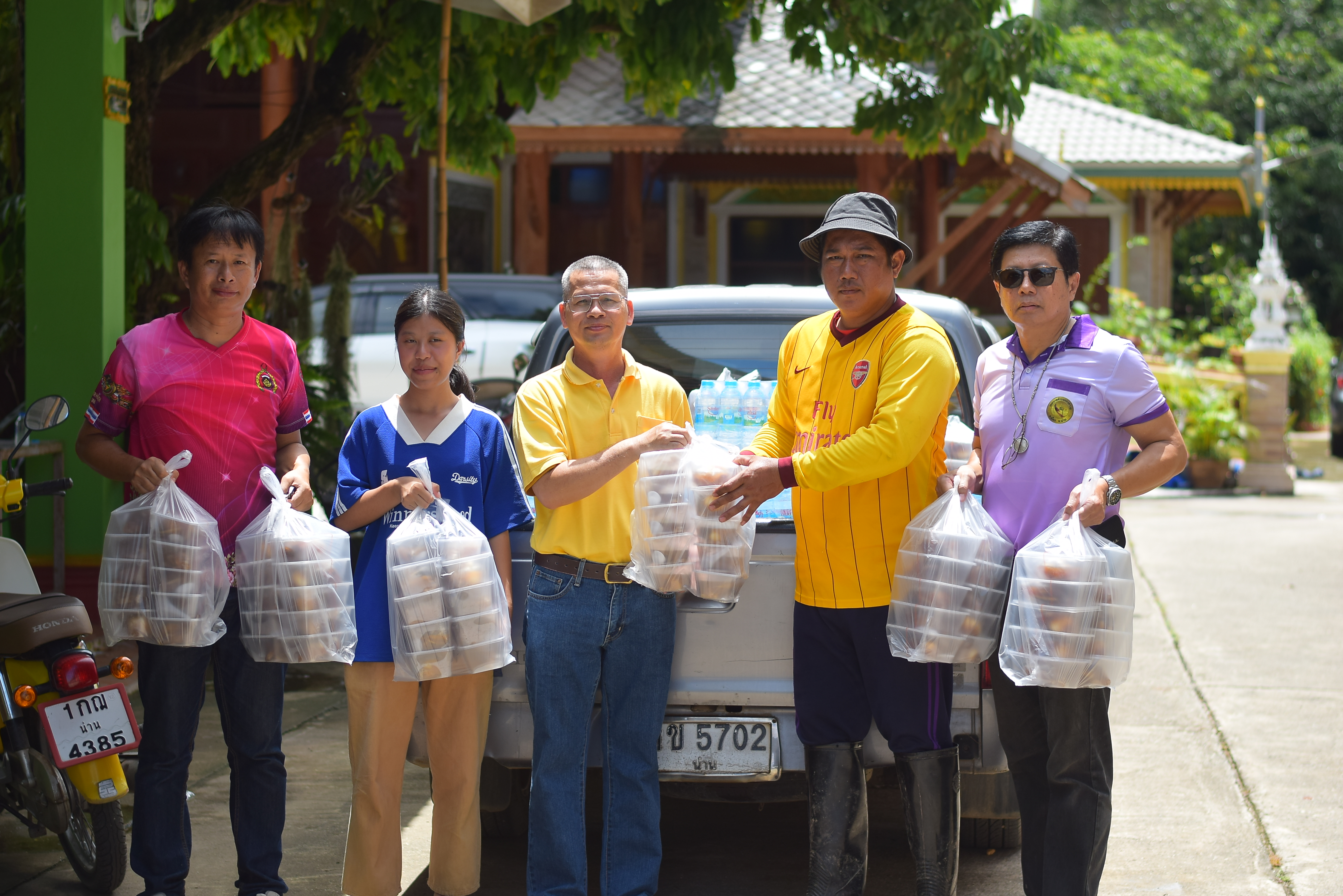 (#)สร้างสรรค์ชุมชน คนพช.น่าน(#) มูลนิธิอาสาเพื่อนพึ่ง(ภา)ยามยาก สภากาชาดไทย จัดโรงครัวช่วยเหลือผู้ประสบอุทกภัย โดยการประสานงานของสำนักงานพัฒนาชุมชนจังหวัดน่าน