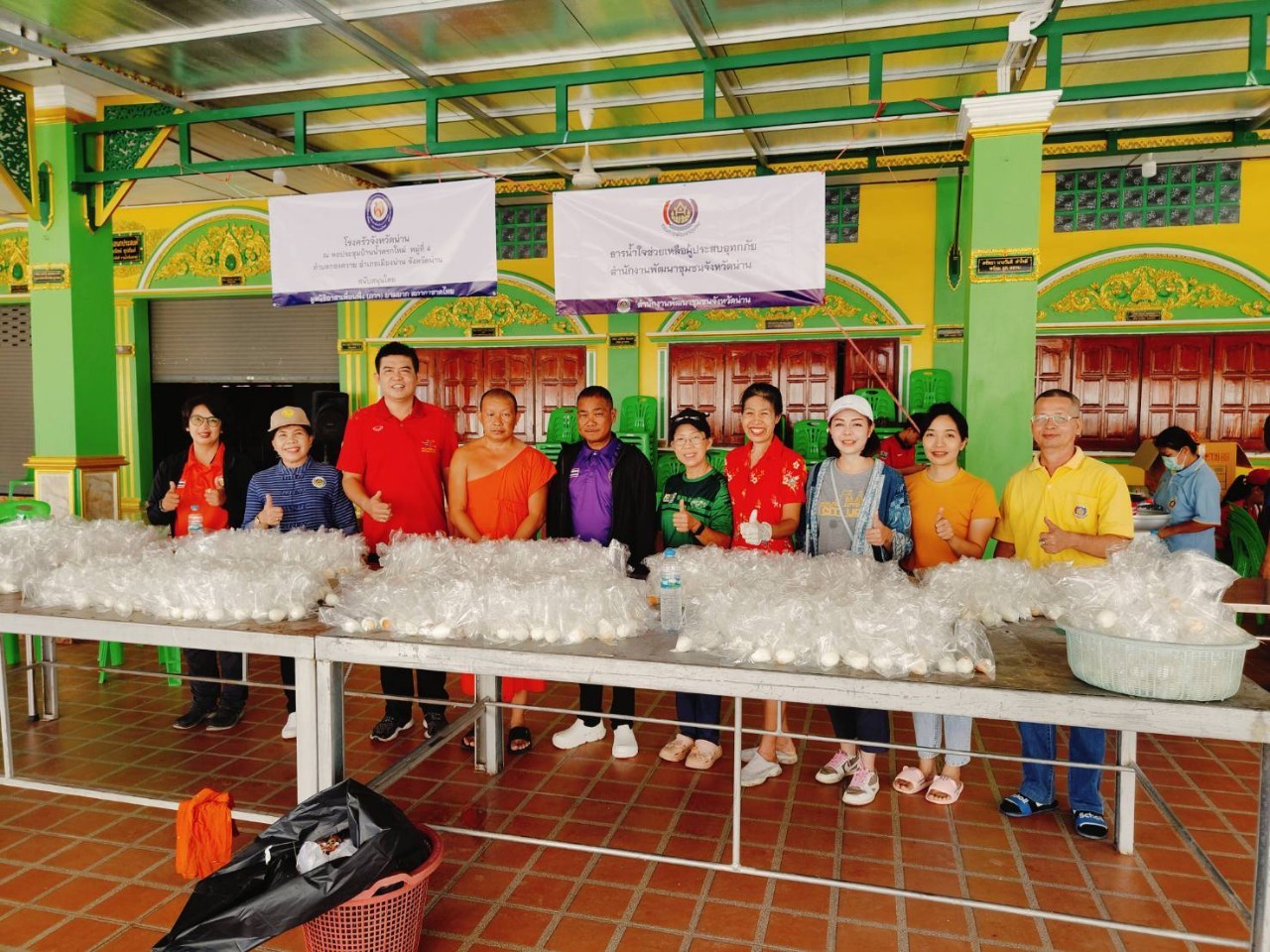 (#)สร้างสรรค์ชุมชน คนพช.น่าน(#) มูลนิธิอาสาเพื่อนพึ่ง(ภา)ยามยาก สภากาชาดไทย จัดโรงครัวช่วยเหลือผู้ประสบอุทกภัย โดยการประสานงานของสำนักงานพัฒนาชุมชนจังหวัดน่าน