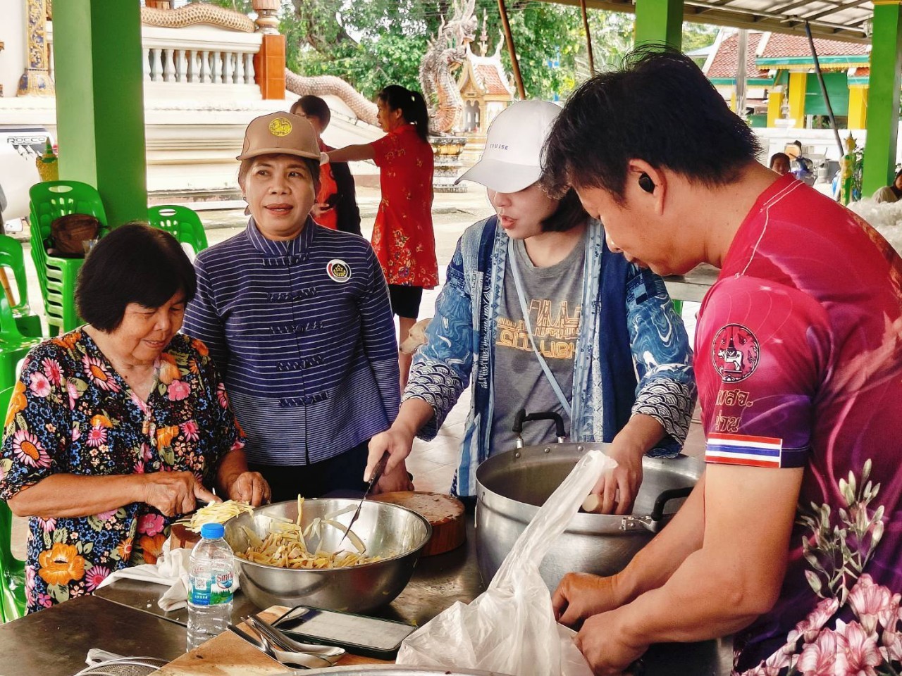 (#)สร้างสรรค์ชุมชน คนพช.น่าน(#) มูลนิธิอาสาเพื่อนพึ่ง(ภา)ยามยาก สภากาชาดไทย จัดโรงครัวช่วยเหลือผู้ประสบอุทกภัย โดยการประสานงานของสำนักงานพัฒนาชุมชนจังหวัดน่าน