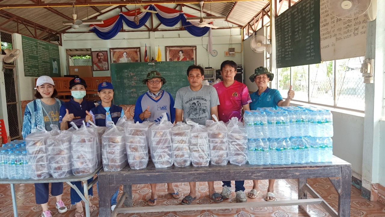 (#)สร้างสรรค์ชุมชน คนพช.น่าน(#) มูลนิธิอาสาเพื่อนพึ่ง(ภา)ยามยาก สภากาชาดไทย จัดโรงครัวช่วยเหลือผู้ประสบอุทกภัย โดยการประสานงานของสำนักงานพัฒนาชุมชนจังหวัดน่าน