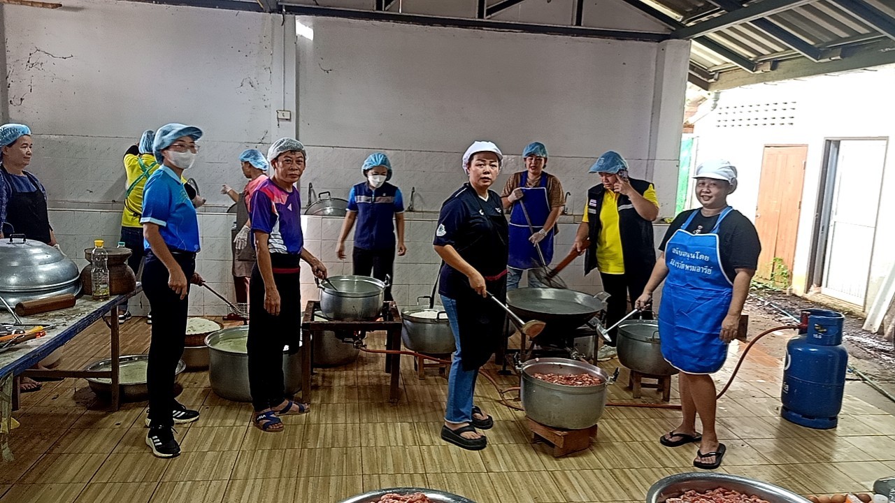 (#)สร้างสรรค์ชุมชน คนพช.น่าน(#) มูลนิธิอาสาเพื่อนพึ่ง(ภา)ยามยาก สภากาชาดไทย จัดโรงครัวช่วยเหลือผู้ประสบอุทกภัย โดยการประสานงานของสำนักงานพัฒนาชุมชนจังหวัดน่าน
