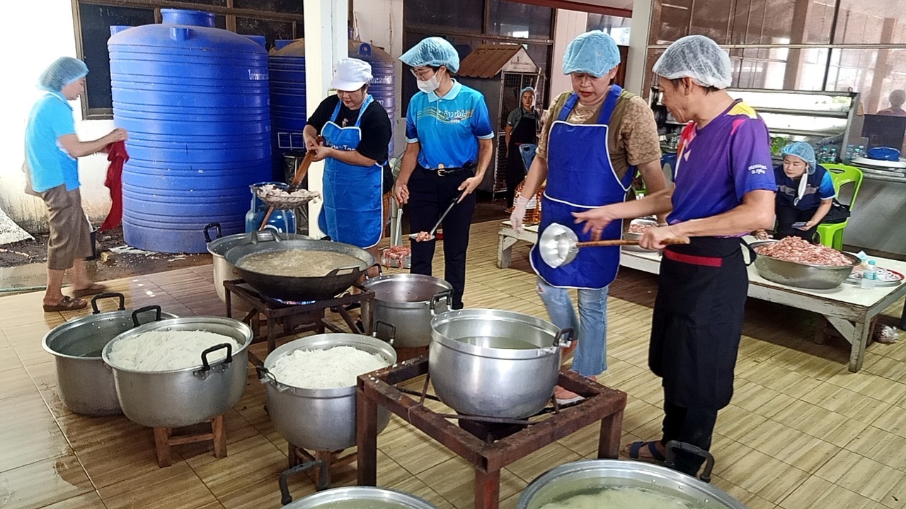 (#)สร้างสรรค์ชุมชน คนพช.น่าน(#) มูลนิธิอาสาเพื่อนพึ่ง(ภา)ยามยาก สภากาชาดไทย จัดโรงครัวช่วยเหลือผู้ประสบอุทกภัย โดยการประสานงานของสำนักงานพัฒนาชุมชนจังหวัดน่าน