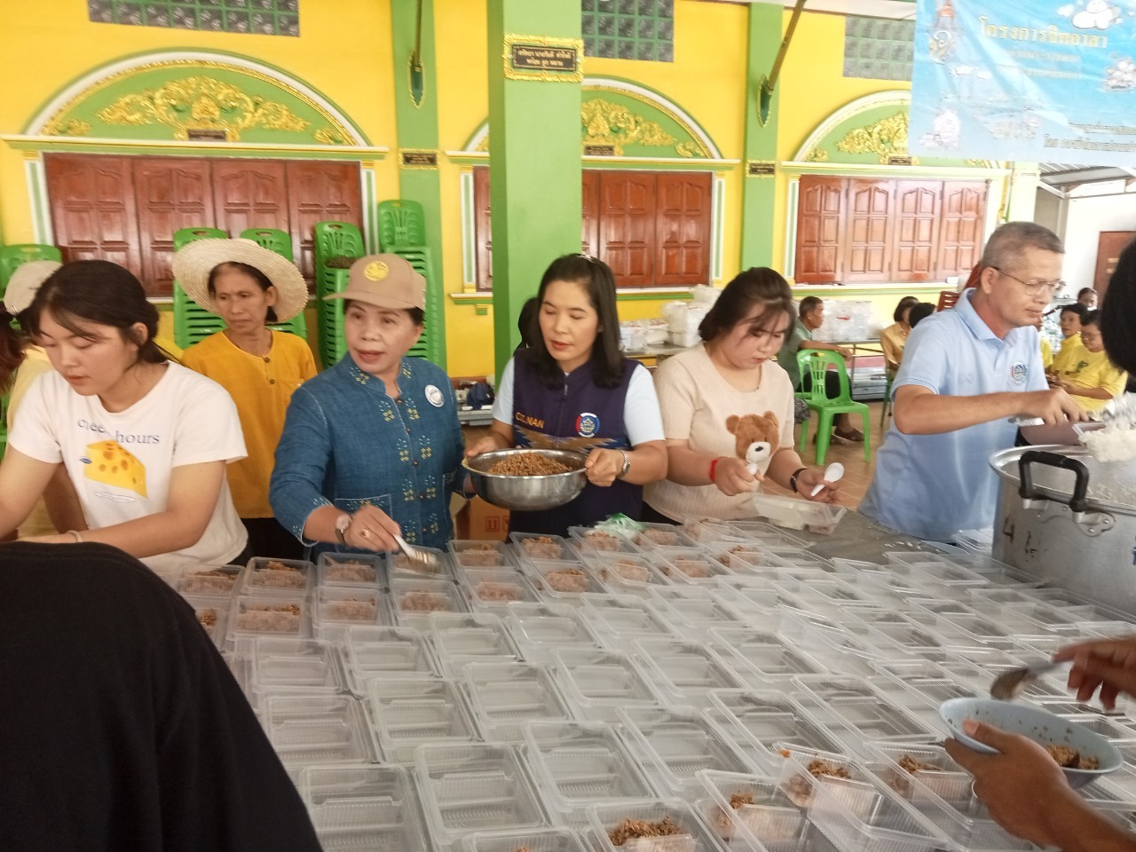 (#)สร้างสรรค์ชุมชน คนพช.น่าน(#) มูลนิธิอาสาเพื่อนพึ่ง(ภา)ยามยาก สภากาชาดไทย จัดโรงครัวช่วยเหลือผู้ประสบอุทกภัย โดยการประสานงานของสำนักงานพัฒนาชุมชนจังหวัดน่าน