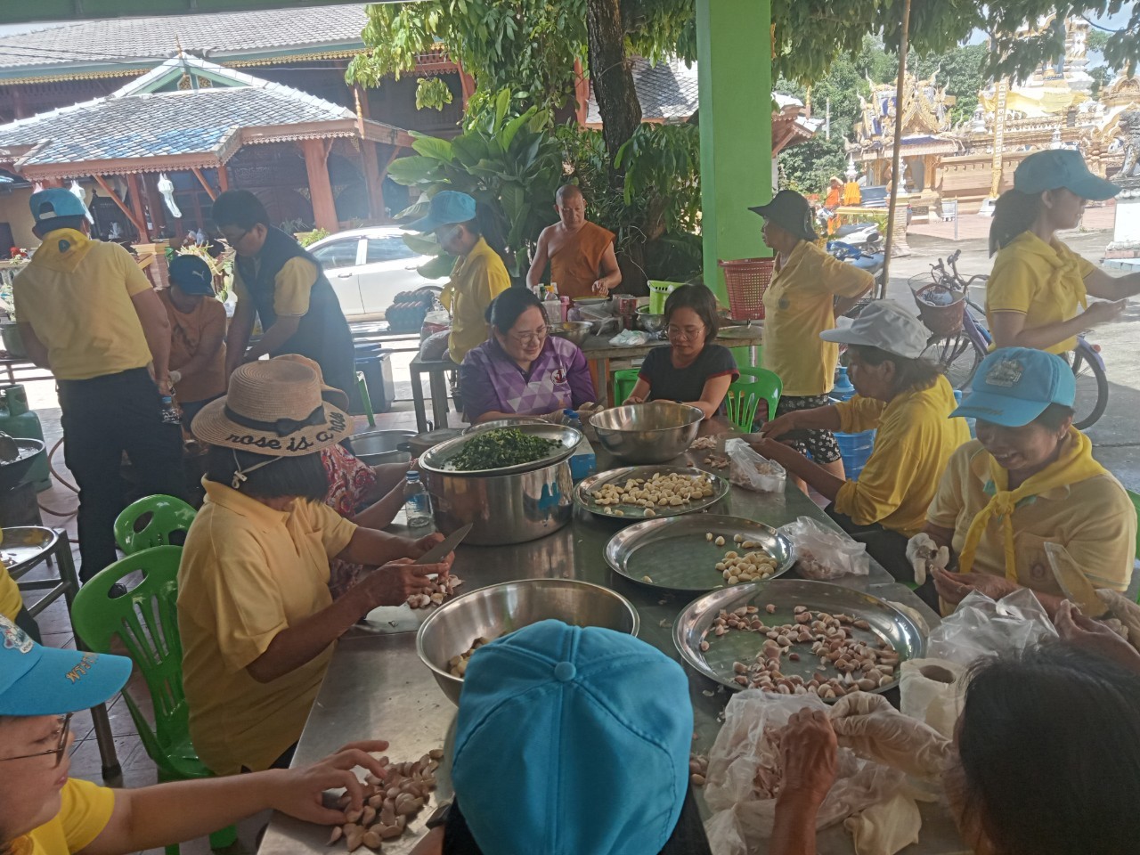 (#)สร้างสรรค์ชุมชน คนพช.น่าน(#) มูลนิธิอาสาเพื่อนพึ่ง(ภา)ยามยาก สภากาชาดไทย จัดโรงครัวช่วยเหลือผู้ประสบอุทกภัย โดยการประสานงานของสำนักงานพัฒนาชุมชนจังหวัดน่าน