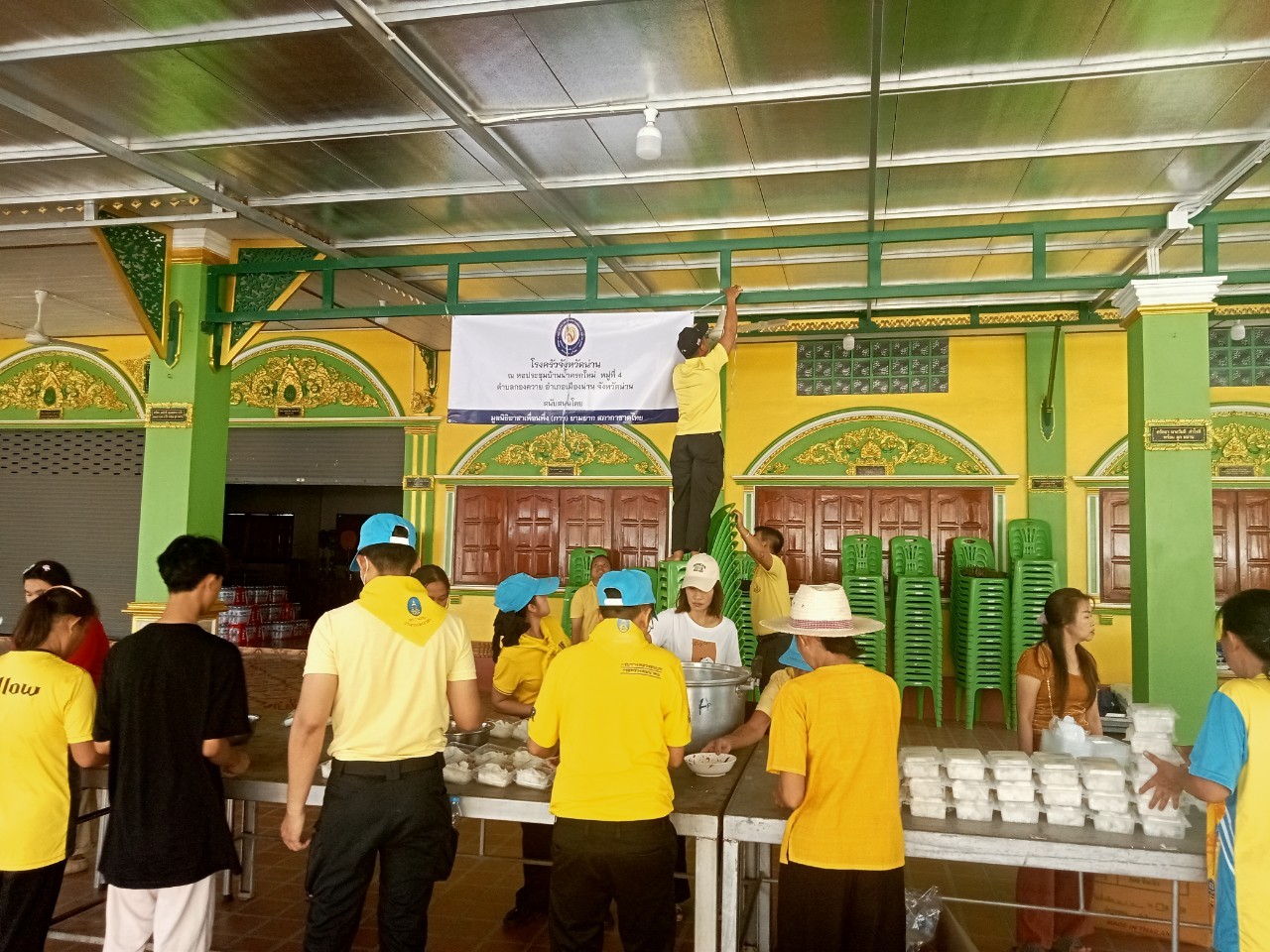 (#)สร้างสรรค์ชุมชน คนพช.น่าน(#) มูลนิธิอาสาเพื่อนพึ่ง(ภา)ยามยาก สภากาชาดไทย จัดโรงครัวช่วยเหลือผู้ประสบอุทกภัย โดยการประสานงานของสำนักงานพัฒนาชุมชนจังหวัดน่าน