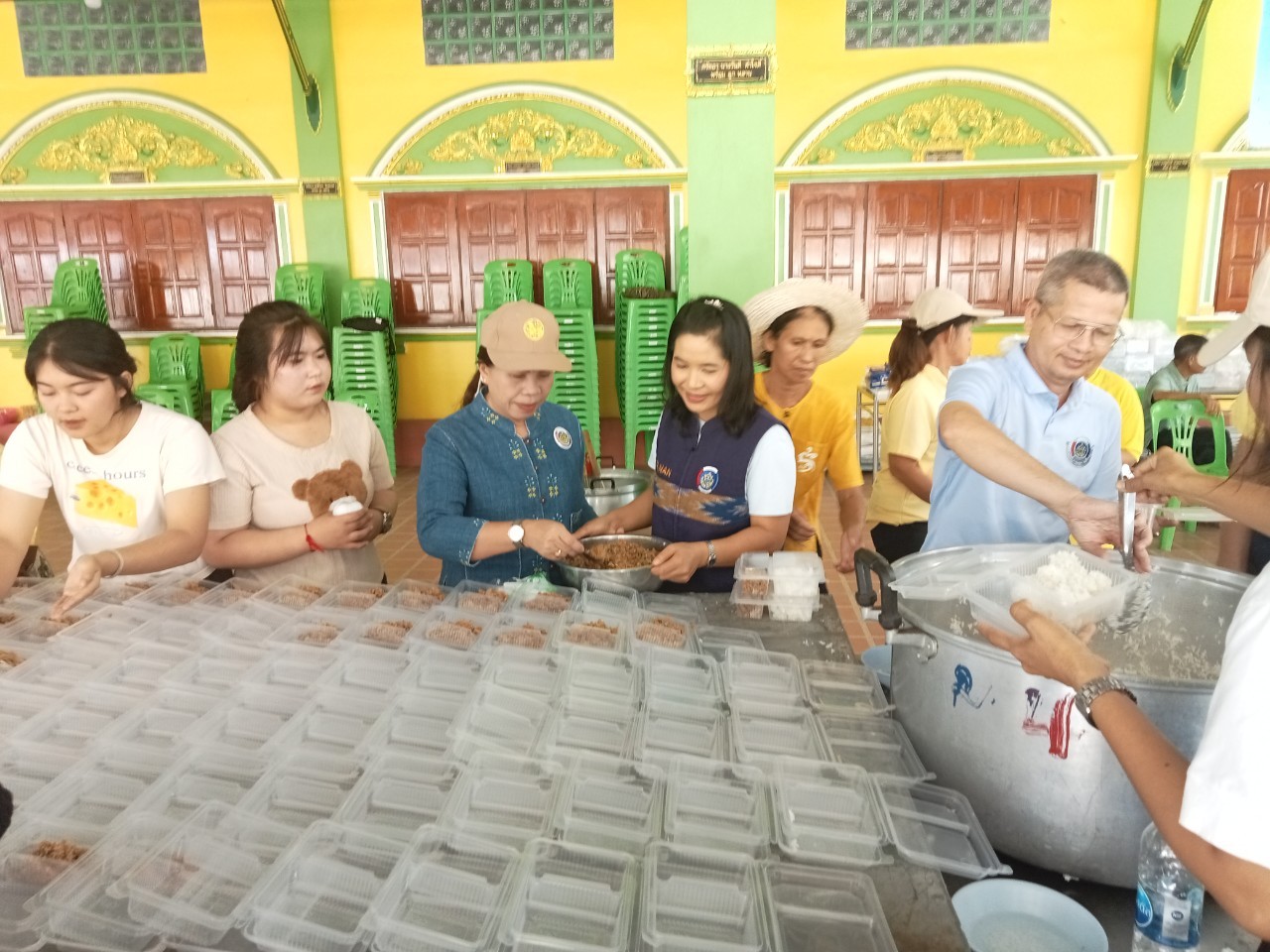 (#)สร้างสรรค์ชุมชน คนพช.น่าน(#) มูลนิธิอาสาเพื่อนพึ่ง(ภา)ยามยาก สภากาชาดไทย จัดโรงครัวช่วยเหลือผู้ประสบอุทกภัย โดยการประสานงานของสำนักงานพัฒนาชุมชนจังหวัดน่าน