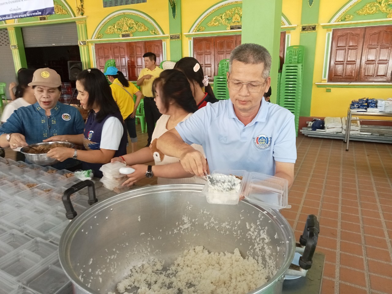 (#)สร้างสรรค์ชุมชน คนพช.น่าน(#) มูลนิธิอาสาเพื่อนพึ่ง(ภา)ยามยาก สภากาชาดไทย จัดโรงครัวช่วยเหลือผู้ประสบอุทกภัย โดยการประสานงานของสำนักงานพัฒนาชุมชนจังหวัดน่าน