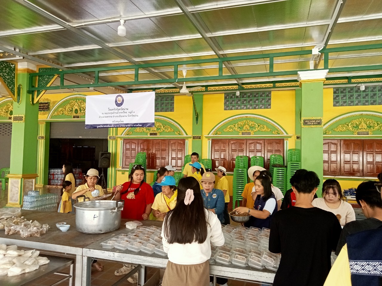 (#)สร้างสรรค์ชุมชน คนพช.น่าน(#) มูลนิธิอาสาเพื่อนพึ่ง(ภา)ยามยาก สภากาชาดไทย จัดโรงครัวช่วยเหลือผู้ประสบอุทกภัย โดยการประสานงานของสำนักงานพัฒนาชุมชนจังหวัดน่าน