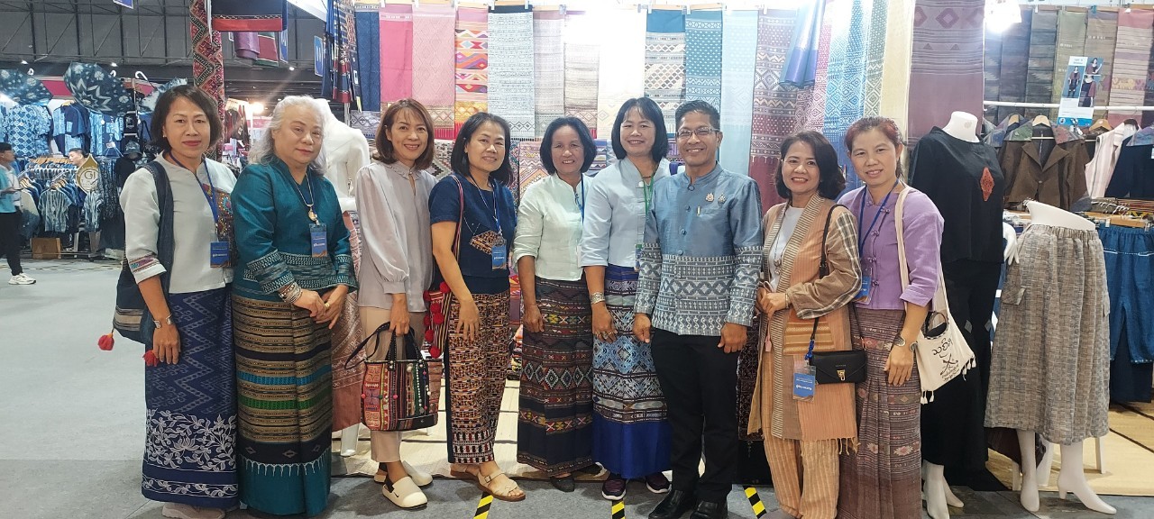 (#)สร้างสรรค์ชุมชน คนพช.น่าน (#) พัฒนาการจังหวัดน่าน เยี่ยมบูธให้กำลังใจผู้ประกอบการ OTOP  ร่วมงาน “ ศิลปาชีพ ประทีปไทย OTOP หลอมดวงใจ ด้วยพระบารมี”