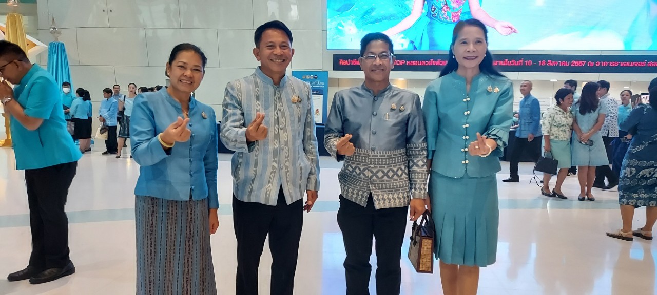 (#)สร้างสรรค์ชุมชน คนพช.น่าน (#) พัฒนาการจังหวัดน่าน เยี่ยมบูธให้กำลังใจผู้ประกอบการ OTOP  ร่วมงาน “ ศิลปาชีพ ประทีปไทย OTOP หลอมดวงใจ ด้วยพระบารมี”