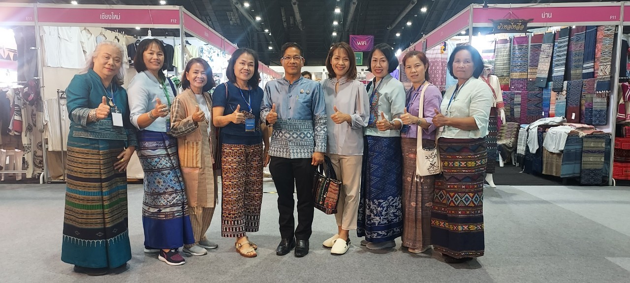 (#)สร้างสรรค์ชุมชน คนพช.น่าน (#) พัฒนาการจังหวัดน่าน เยี่ยมบูธให้กำลังใจผู้ประกอบการ OTOP  ร่วมงาน “ ศิลปาชีพ ประทีปไทย OTOP หลอมดวงใจ ด้วยพระบารมี”