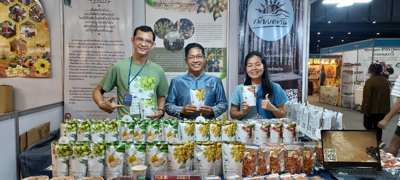 (#)สร้างสรรค์ชุมชน คนพช.น่าน (#) พัฒนาการจังหวัดน่าน เยี่ยมบูธให้กำลังใจผู้ประกอบการ OTOP  ร่วมงาน “ ศิลปาชีพ ประทีปไทย OTOP หลอมดวงใจ ด้วยพระบารมี”