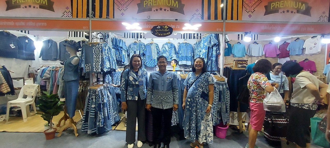 (#)สร้างสรรค์ชุมชน คนพช.น่าน (#) พัฒนาการจังหวัดน่าน เยี่ยมบูธให้กำลังใจผู้ประกอบการ OTOP  ร่วมงาน “ ศิลปาชีพ ประทีปไทย OTOP หลอมดวงใจ ด้วยพระบารมี”