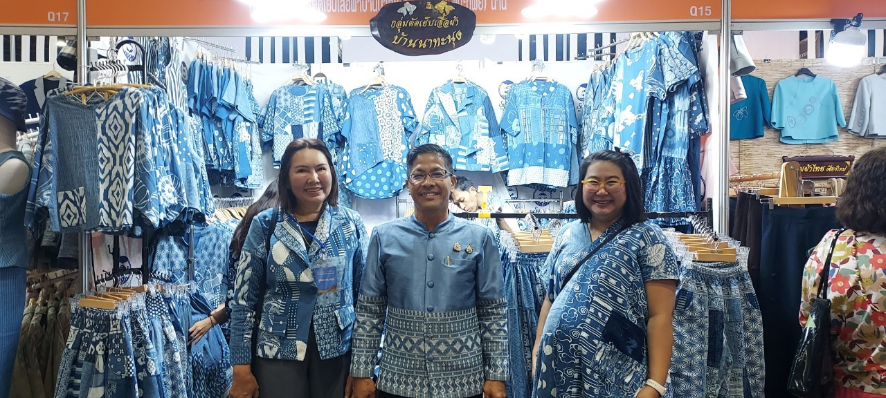 (#)สร้างสรรค์ชุมชน คนพช.น่าน (#) พัฒนาการจังหวัดน่าน เยี่ยมบูธให้กำลังใจผู้ประกอบการ OTOP  ร่วมงาน “ ศิลปาชีพ ประทีปไทย OTOP หลอมดวงใจ ด้วยพระบารมี”