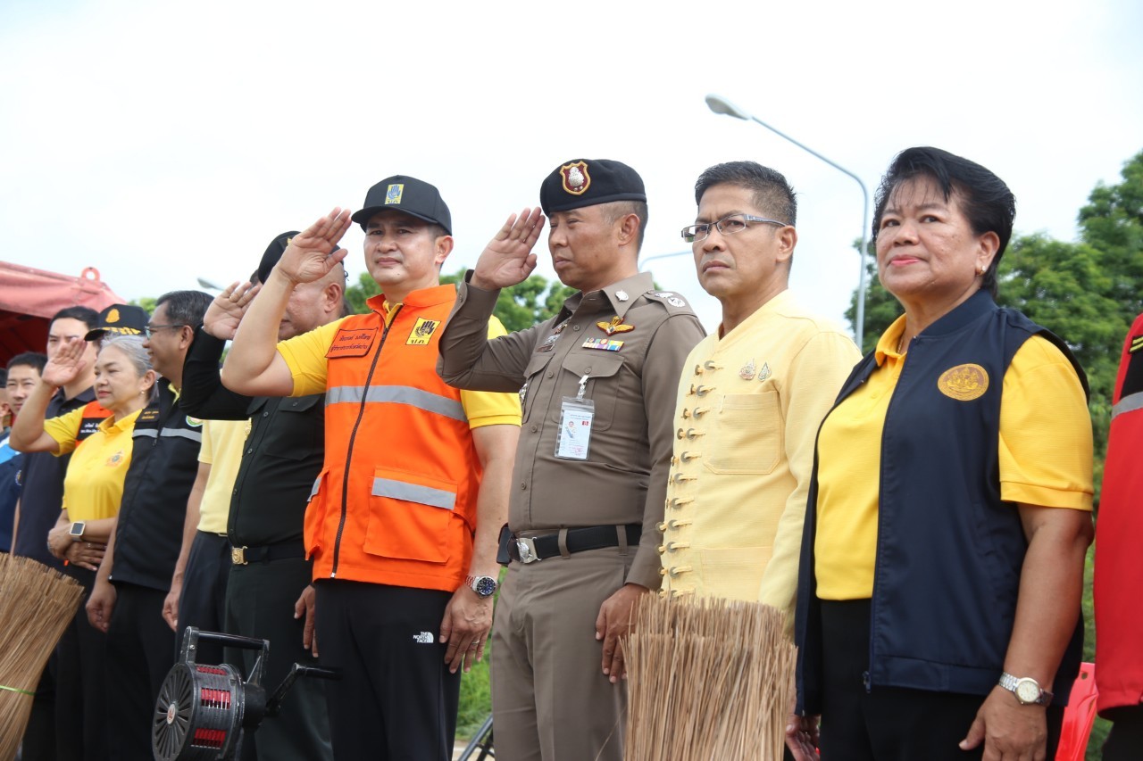 (#)สร้างสรรค์ชุมชน คน พช.น่าน (#) พช.น่าน ร่วม kick off ทำความสะอาดเมือง หลังน้ำลด “รวมพลังช่วยเหลือผู้ประสบอุทกภัยจังหวัดน่าน”