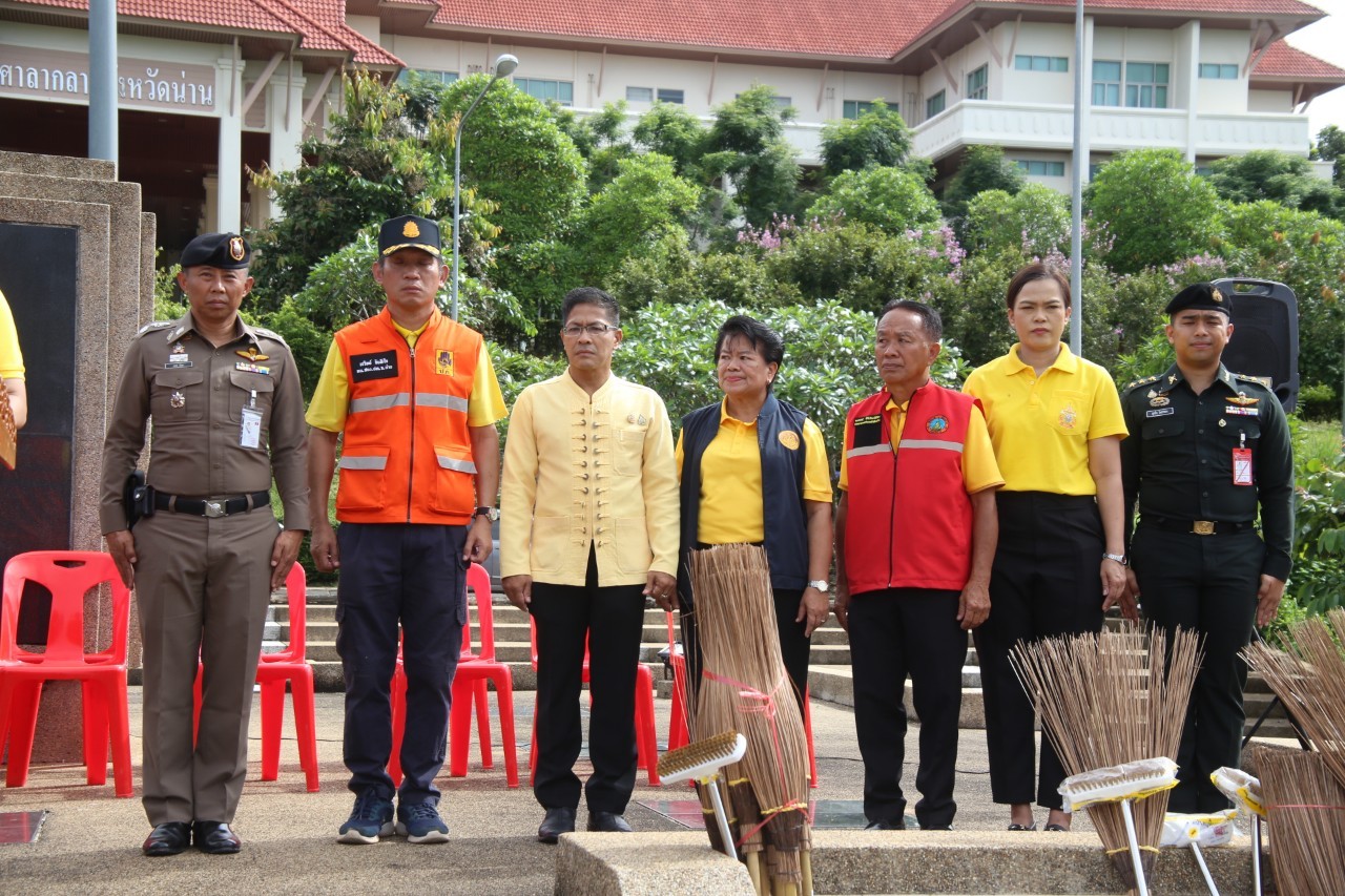 (#)สร้างสรรค์ชุมชน คน พช.น่าน (#) พช.น่าน ร่วม kick off ทำความสะอาดเมือง หลังน้ำลด “รวมพลังช่วยเหลือผู้ประสบอุทกภัยจังหวัดน่าน”
