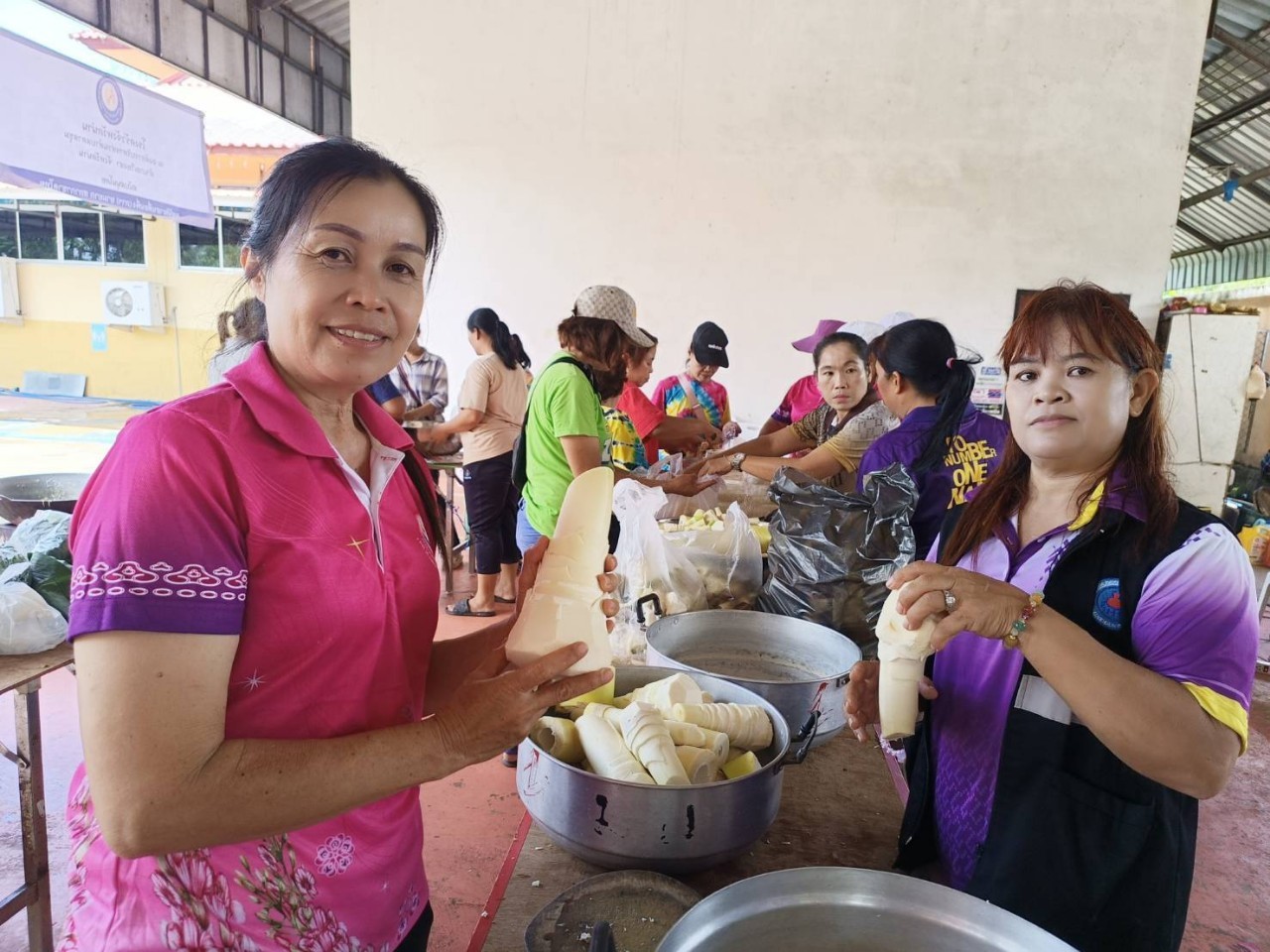 (#)สร้างสรรค์ชุมชน คนพช.น่าน(#) มูลนิธิอาสาเพื่อนพึ่ง(ภา)ยามยาก สภากาชาดไทย จัดโรงครัวช่วยเหลือผู้ประสบอุทกภัย โดยการประสานงานของสำนักงานพัฒนาชุมชนจังหวัดน่าน