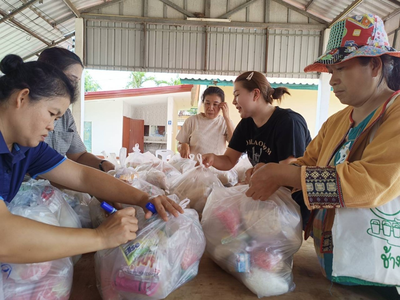 (#)สร้างสรรค์ชุมชน คนพช.น่าน(#) มูลนิธิอาสาเพื่อนพึ่ง(ภา)ยามยาก สภากาชาดไทย จัดโรงครัวช่วยเหลือผู้ประสบอุทกภัย โดยการประสานงานของสำนักงานพัฒนาชุมชนจังหวัดน่าน