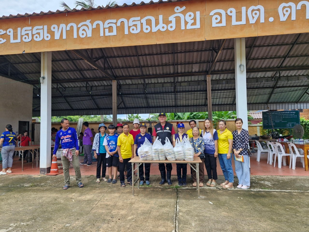 (#)สร้างสรรค์ชุมชน คนพช.น่าน(#) มูลนิธิอาสาเพื่อนพึ่ง(ภา)ยามยาก สภากาชาดไทย จัดโรงครัวช่วยเหลือผู้ประสบอุทกภัย โดยการประสานงานของสำนักงานพัฒนาชุมชนจังหวัดน่าน