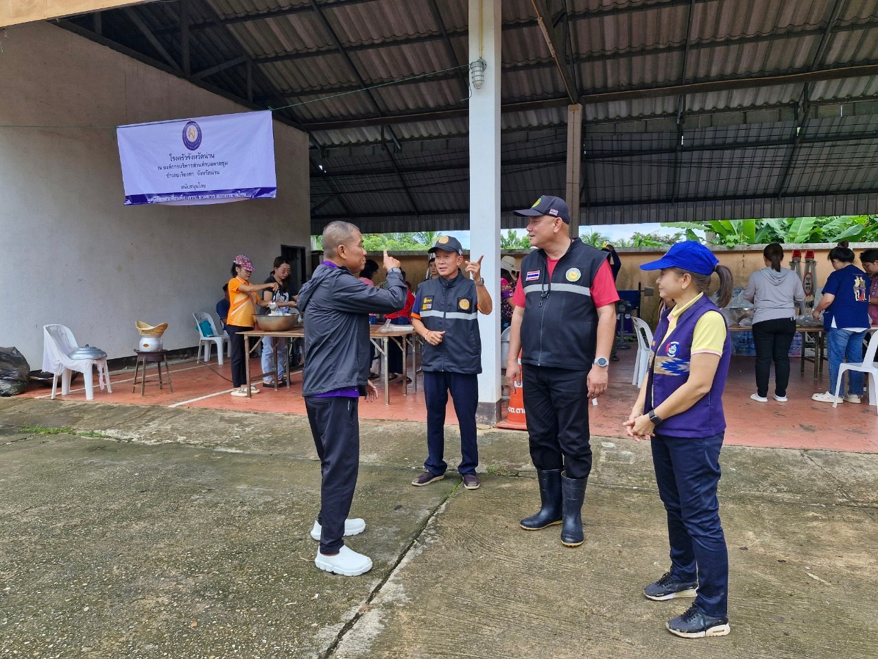 (#)สร้างสรรค์ชุมชน คนพช.น่าน(#) มูลนิธิอาสาเพื่อนพึ่ง(ภา)ยามยาก สภากาชาดไทย จัดโรงครัวช่วยเหลือผู้ประสบอุทกภัย โดยการประสานงานของสำนักงานพัฒนาชุมชนจังหวัดน่าน