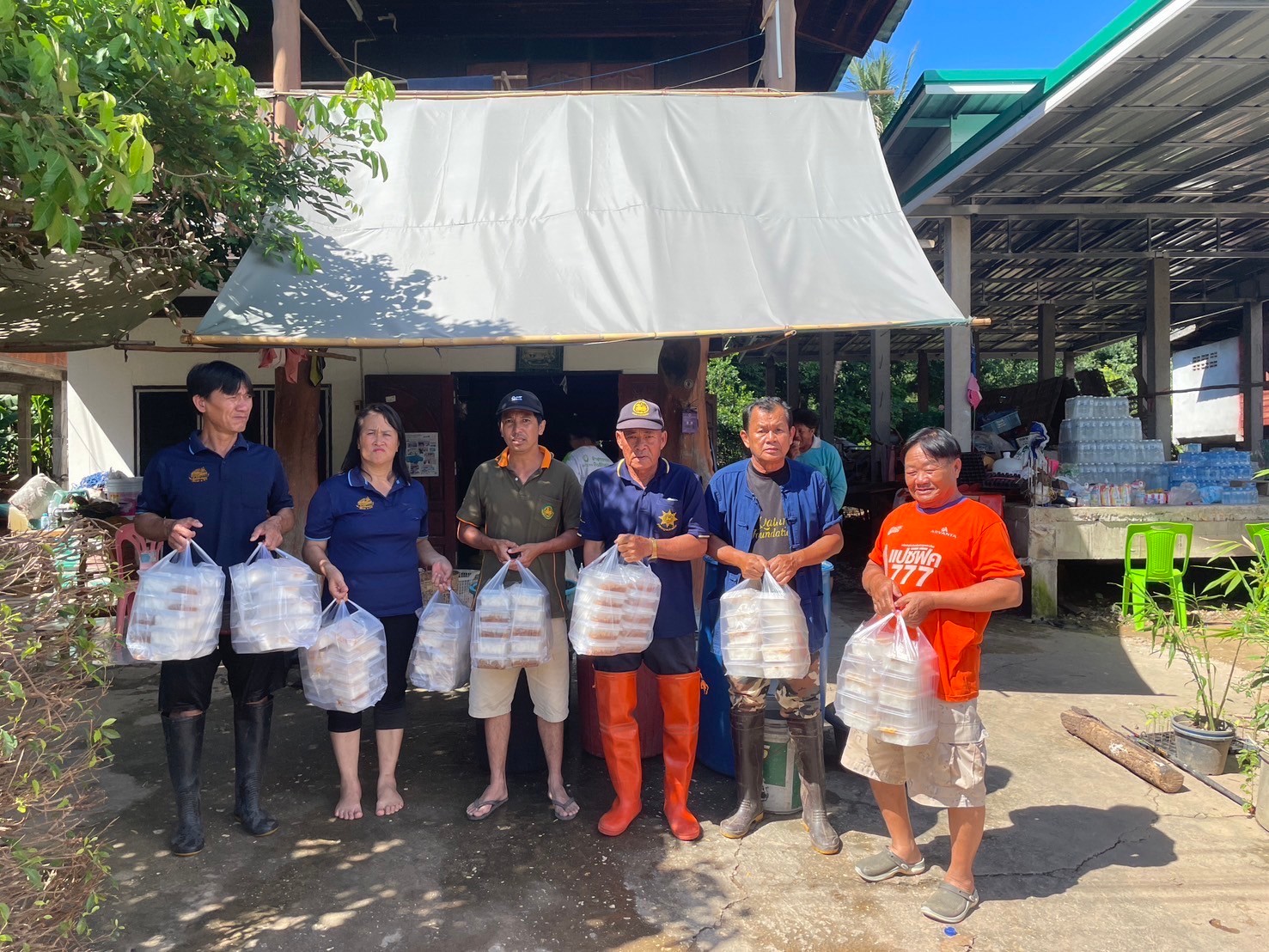 (#)สร้างสรรค์ชุมชน คนพช.น่าน(#) มูลนิธิอาสาเพื่อนพึ่ง(ภา)ยามยาก สภากาชาดไทย จัดโรงครัวช่วยเหลือผู้ประสบอุทกภัย โดยการประสานงานของสำนักงานพัฒนาชุมชนจังหวัดน่าน