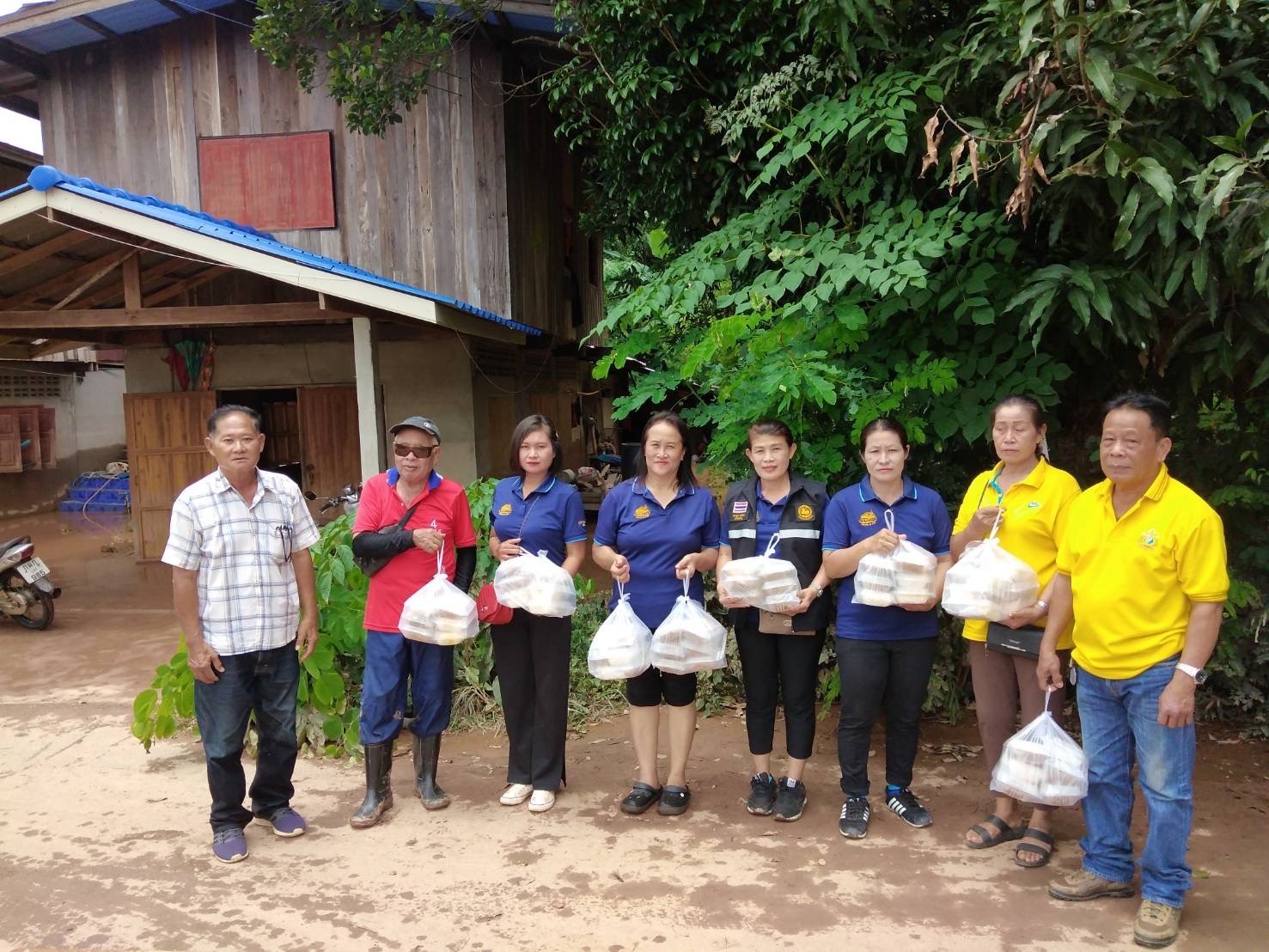 (#)สร้างสรรค์ชุมชน คนพช.น่าน(#) มูลนิธิอาสาเพื่อนพึ่ง(ภา)ยามยาก สภากาชาดไทย จัดโรงครัวช่วยเหลือผู้ประสบอุทกภัย โดยการประสานงานของสำนักงานพัฒนาชุมชนจังหวัดน่าน