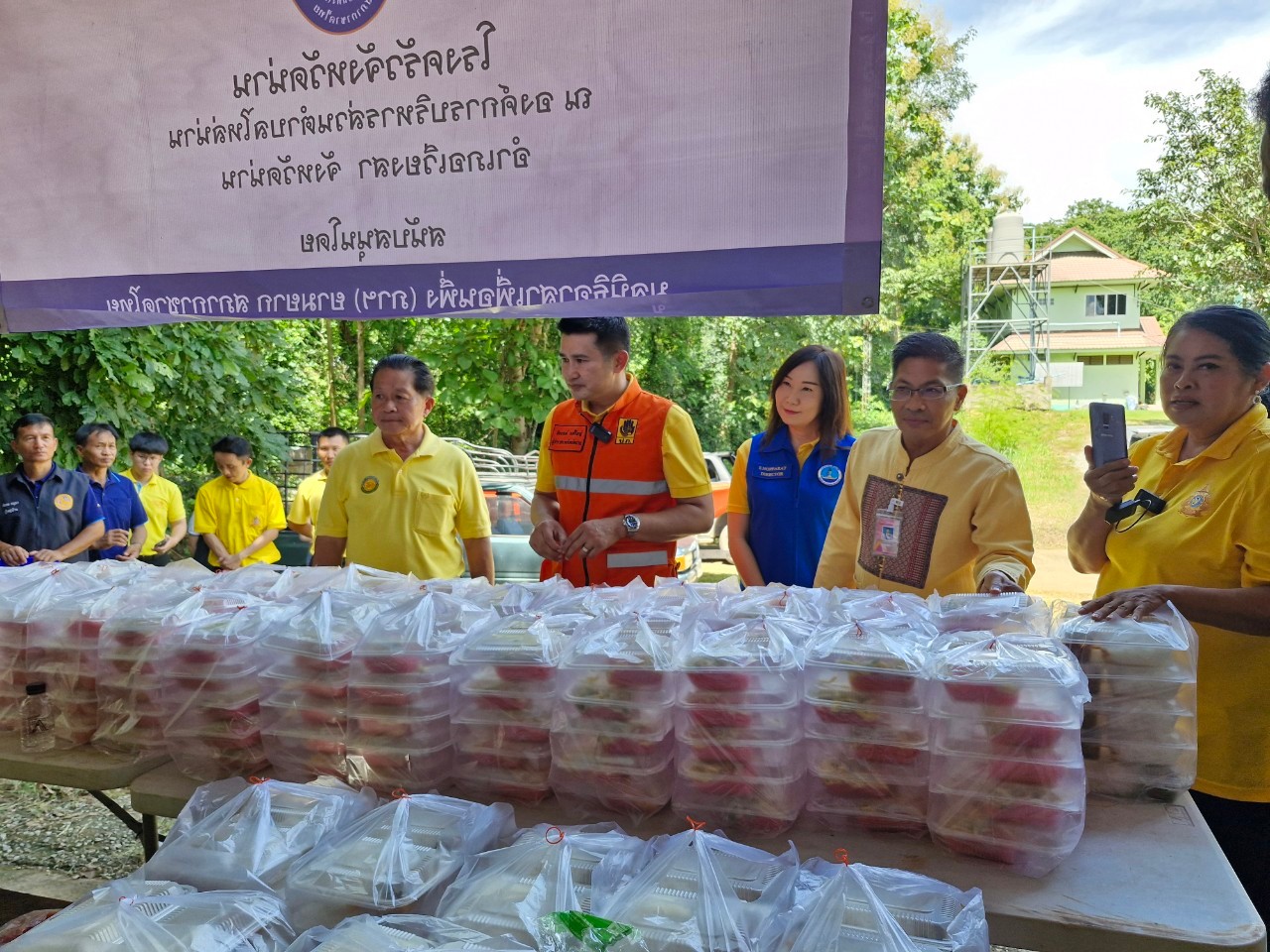 (#)สร้างสรรค์ชุมชน คน พช.น่าน (#) ผู้ว่าราชการจังหวัดน่าน เยี่ยมโรงครัวมูลนิธิอาสาเพื่อนพึ่ง(ภา)ยามยาก สภากาชาดไทย ช่วยเหลือผู้ประสบอุทกภัย จังหวัดน่าน