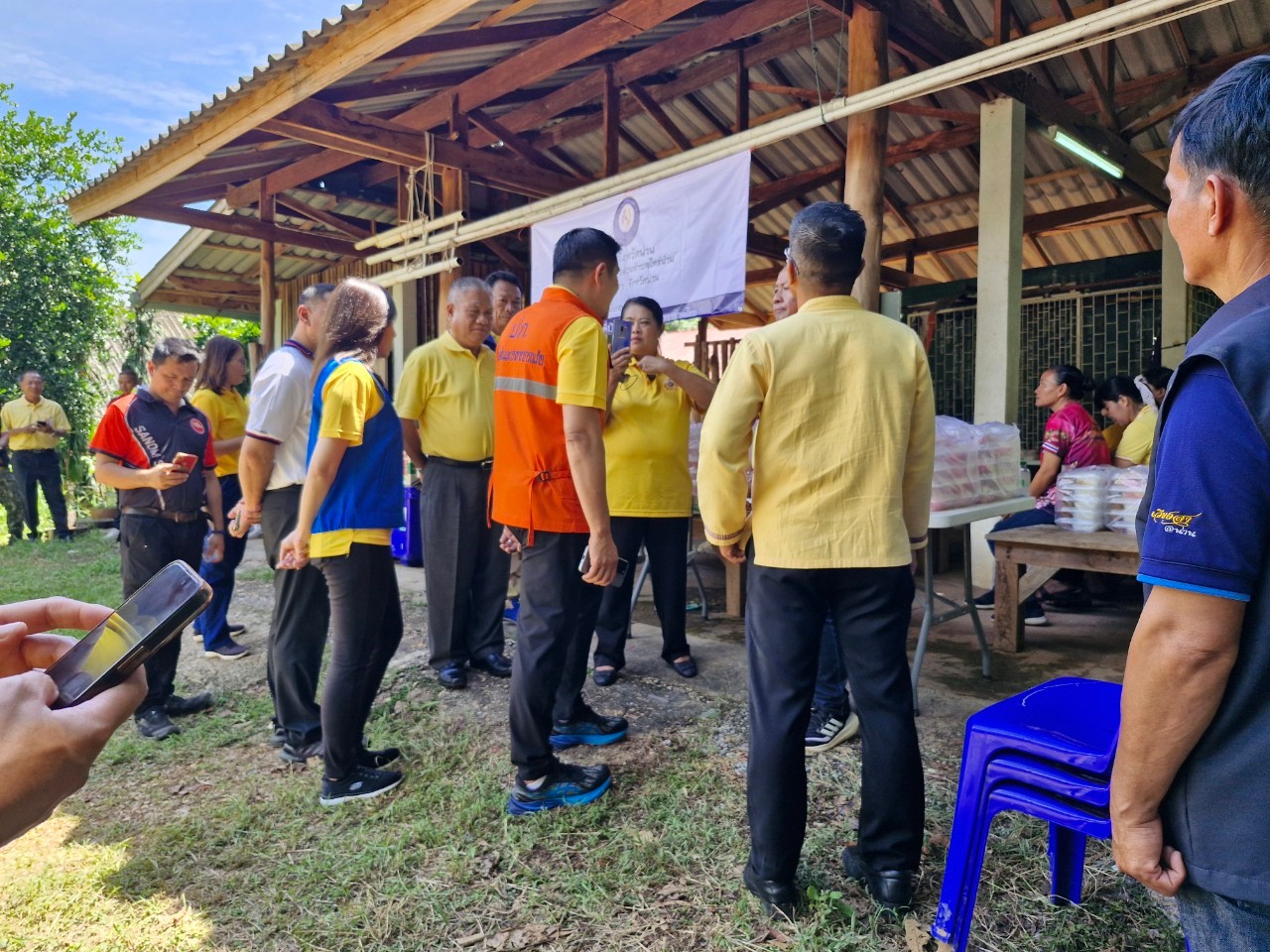 (#)สร้างสรรค์ชุมชน คน พช.น่าน (#) ผู้ว่าราชการจังหวัดน่าน เยี่ยมโรงครัวมูลนิธิอาสาเพื่อนพึ่ง(ภา)ยามยาก สภากาชาดไทย ช่วยเหลือผู้ประสบอุทกภัย จังหวัดน่าน