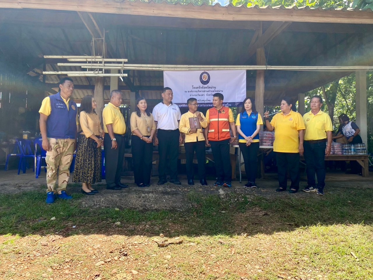 (#)สร้างสรรค์ชุมชน คน พช.น่าน (#) ผู้ว่าราชการจังหวัดน่าน เยี่ยมโรงครัวมูลนิธิอาสาเพื่อนพึ่ง(ภา)ยามยาก สภากาชาดไทย ช่วยเหลือผู้ประสบอุทกภัย จังหวัดน่าน