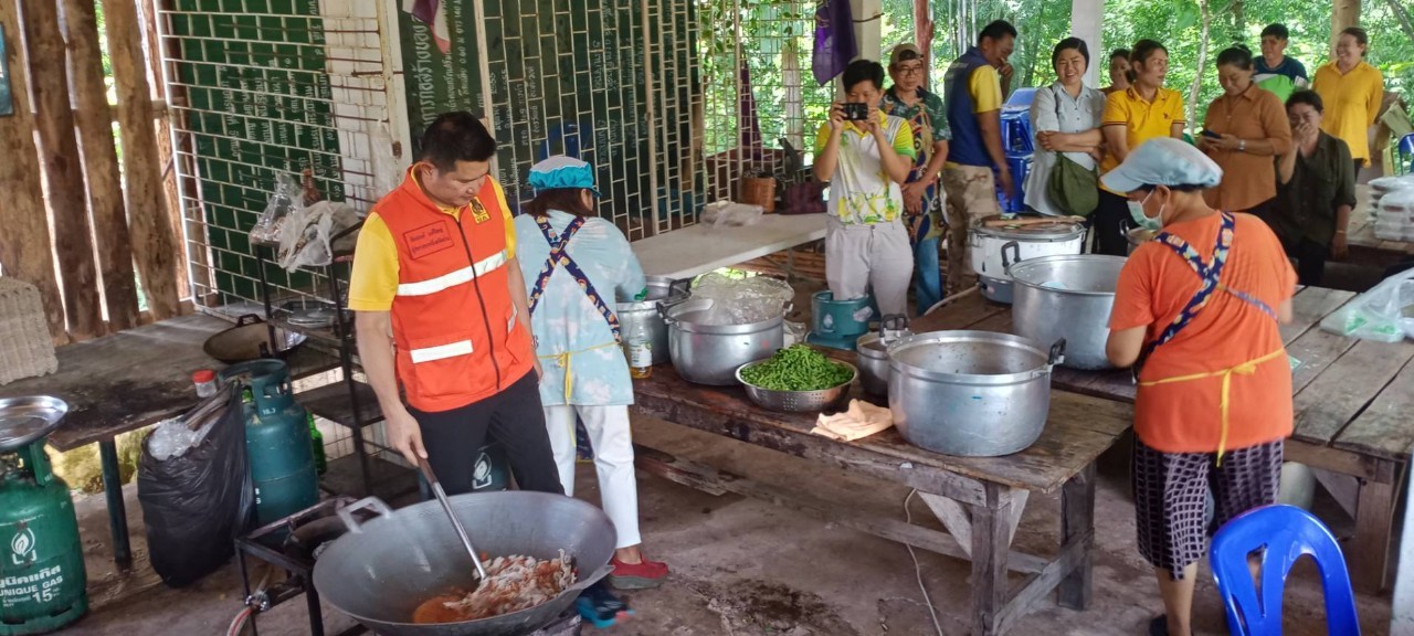 (#)สร้างสรรค์ชุมชน คน พช.น่าน (#) ผู้ว่าราชการจังหวัดน่าน เยี่ยมโรงครัวมูลนิธิอาสาเพื่อนพึ่ง(ภา)ยามยาก สภากาชาดไทย ช่วยเหลือผู้ประสบอุทกภัย จังหวัดน่าน