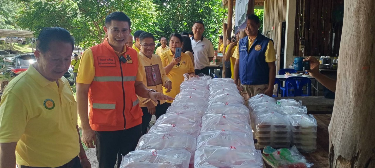 (#)สร้างสรรค์ชุมชน คน พช.น่าน (#) ผู้ว่าราชการจังหวัดน่าน เยี่ยมโรงครัวมูลนิธิอาสาเพื่อนพึ่ง(ภา)ยามยาก สภากาชาดไทย ช่วยเหลือผู้ประสบอุทกภัย จังหวัดน่าน