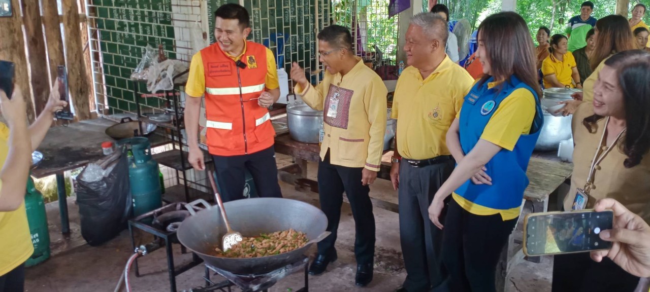 (#)สร้างสรรค์ชุมชน คน พช.น่าน (#) ผู้ว่าราชการจังหวัดน่าน เยี่ยมโรงครัวมูลนิธิอาสาเพื่อนพึ่ง(ภา)ยามยาก สภากาชาดไทย ช่วยเหลือผู้ประสบอุทกภัย จังหวัดน่าน