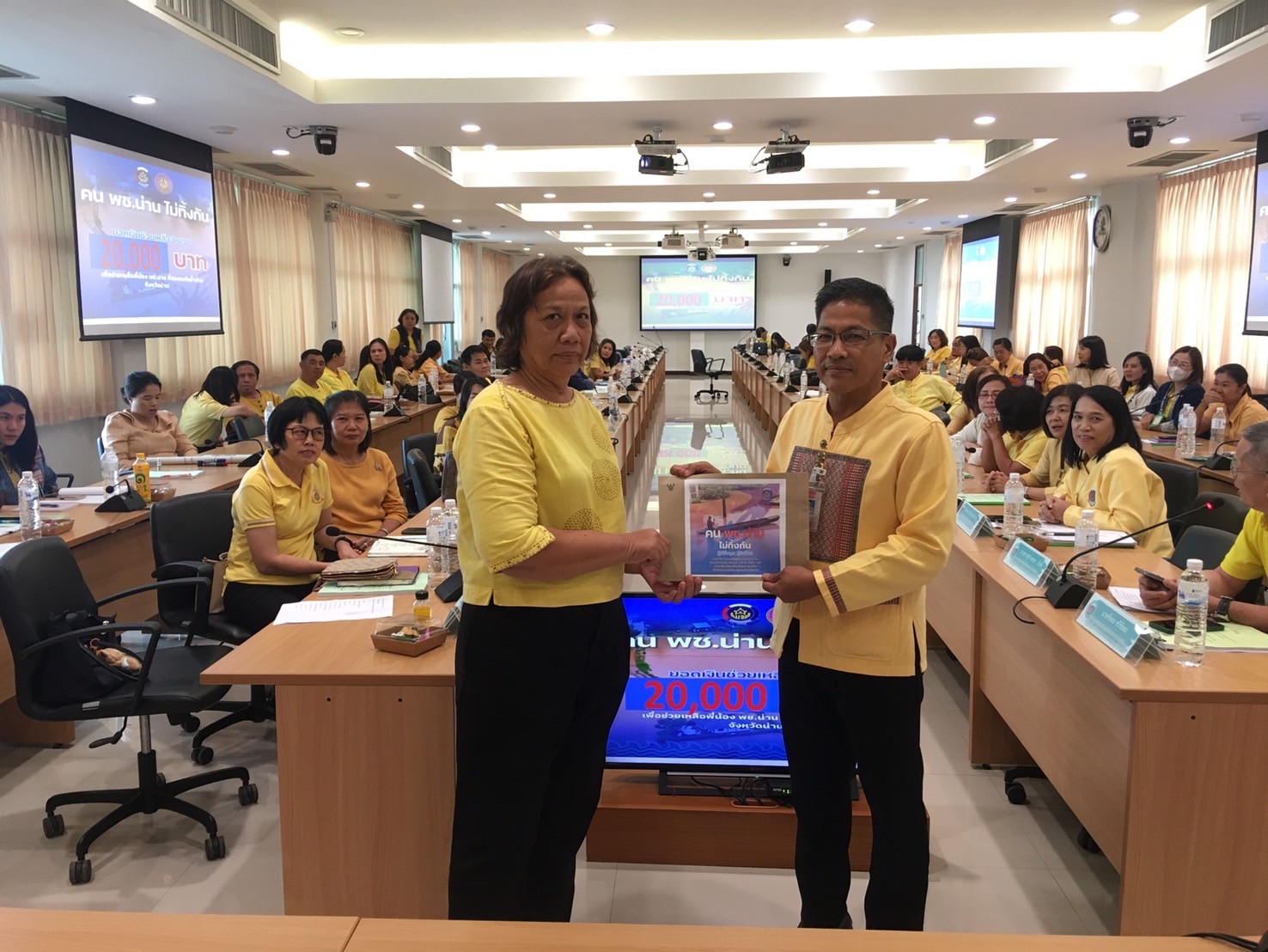 (#)สร้างสรรค์ชุมชน คน พช.น่าน (#) พช.น่าน มอบเงินช่วยเหลือครอบครัวพี่น้อง พช.น่าน ที่ประสบอุทกภัยในพื้นที่จังหวัดน่าน “พช.น่านไม่ทิ้งกัน”