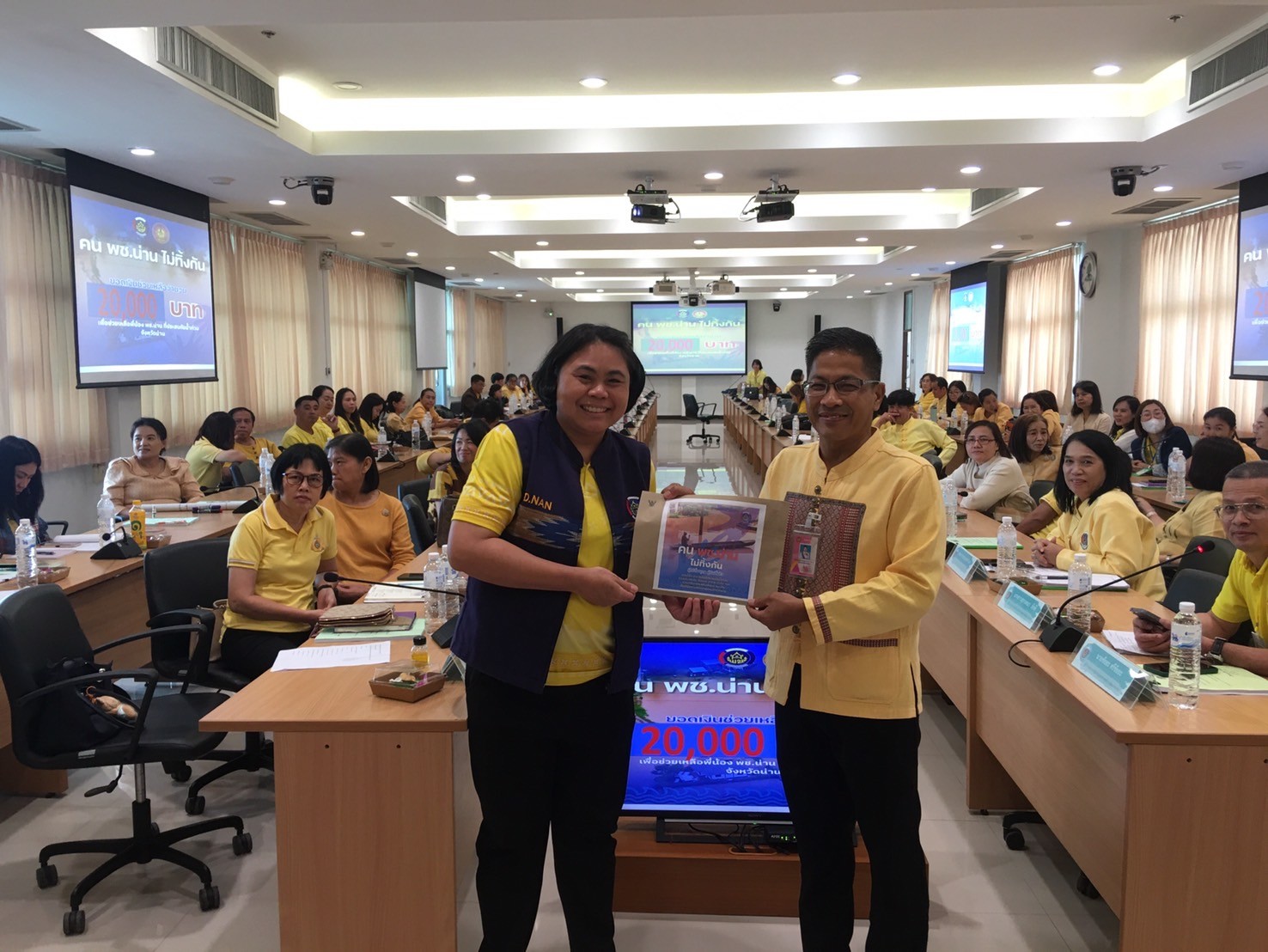 (#)สร้างสรรค์ชุมชน คน พช.น่าน (#) พช.น่าน มอบเงินช่วยเหลือครอบครัวพี่น้อง พช.น่าน ที่ประสบอุทกภัยในพื้นที่จังหวัดน่าน “พช.น่านไม่ทิ้งกัน”