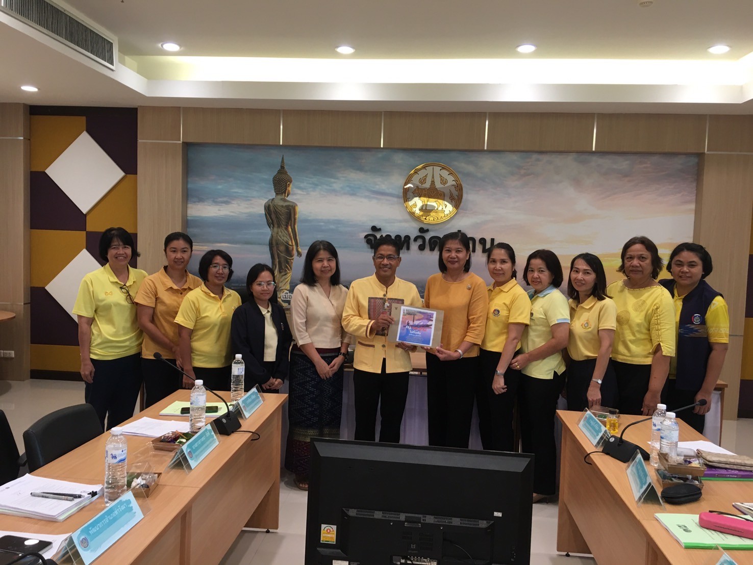 (#)สร้างสรรค์ชุมชน คน พช.น่าน (#) พช.น่าน มอบเงินช่วยเหลือครอบครัวพี่น้อง พช.น่าน ที่ประสบอุทกภัยในพื้นที่จังหวัดน่าน “พช.น่านไม่ทิ้งกัน”