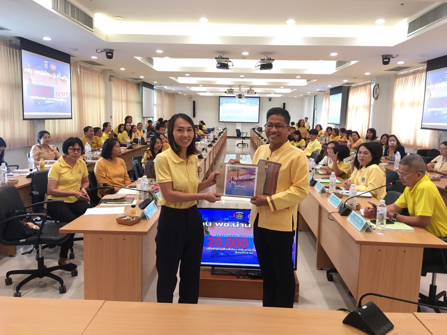 (#)สร้างสรรค์ชุมชน คน พช.น่าน (#) พช.น่าน มอบเงินช่วยเหลือครอบครัวพี่น้อง พช.น่าน ที่ประสบอุทกภัยในพื้นที่จังหวัดน่าน “พช.น่านไม่ทิ้งกัน”