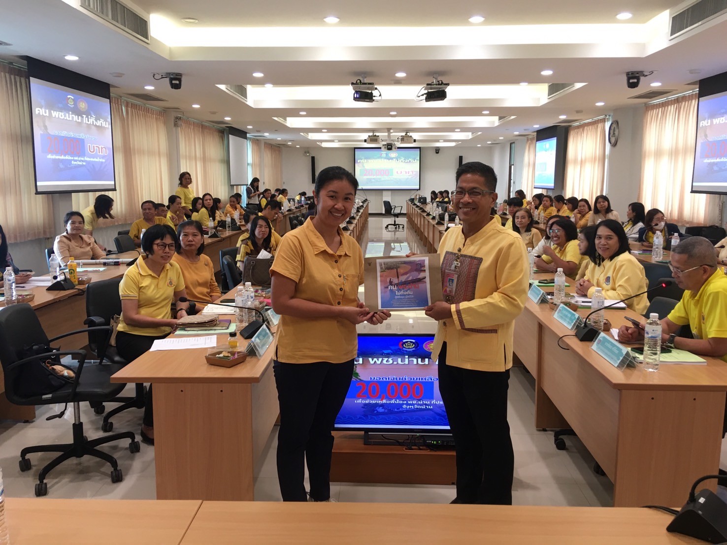 (#)สร้างสรรค์ชุมชน คน พช.น่าน (#) พช.น่าน มอบเงินช่วยเหลือครอบครัวพี่น้อง พช.น่าน ที่ประสบอุทกภัยในพื้นที่จังหวัดน่าน “พช.น่านไม่ทิ้งกัน”