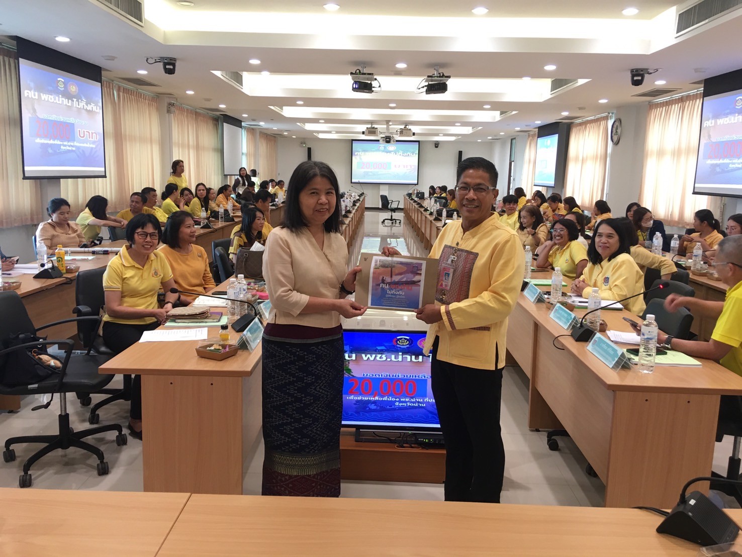 (#)สร้างสรรค์ชุมชน คน พช.น่าน (#) พช.น่าน มอบเงินช่วยเหลือครอบครัวพี่น้อง พช.น่าน ที่ประสบอุทกภัยในพื้นที่จังหวัดน่าน “พช.น่านไม่ทิ้งกัน”