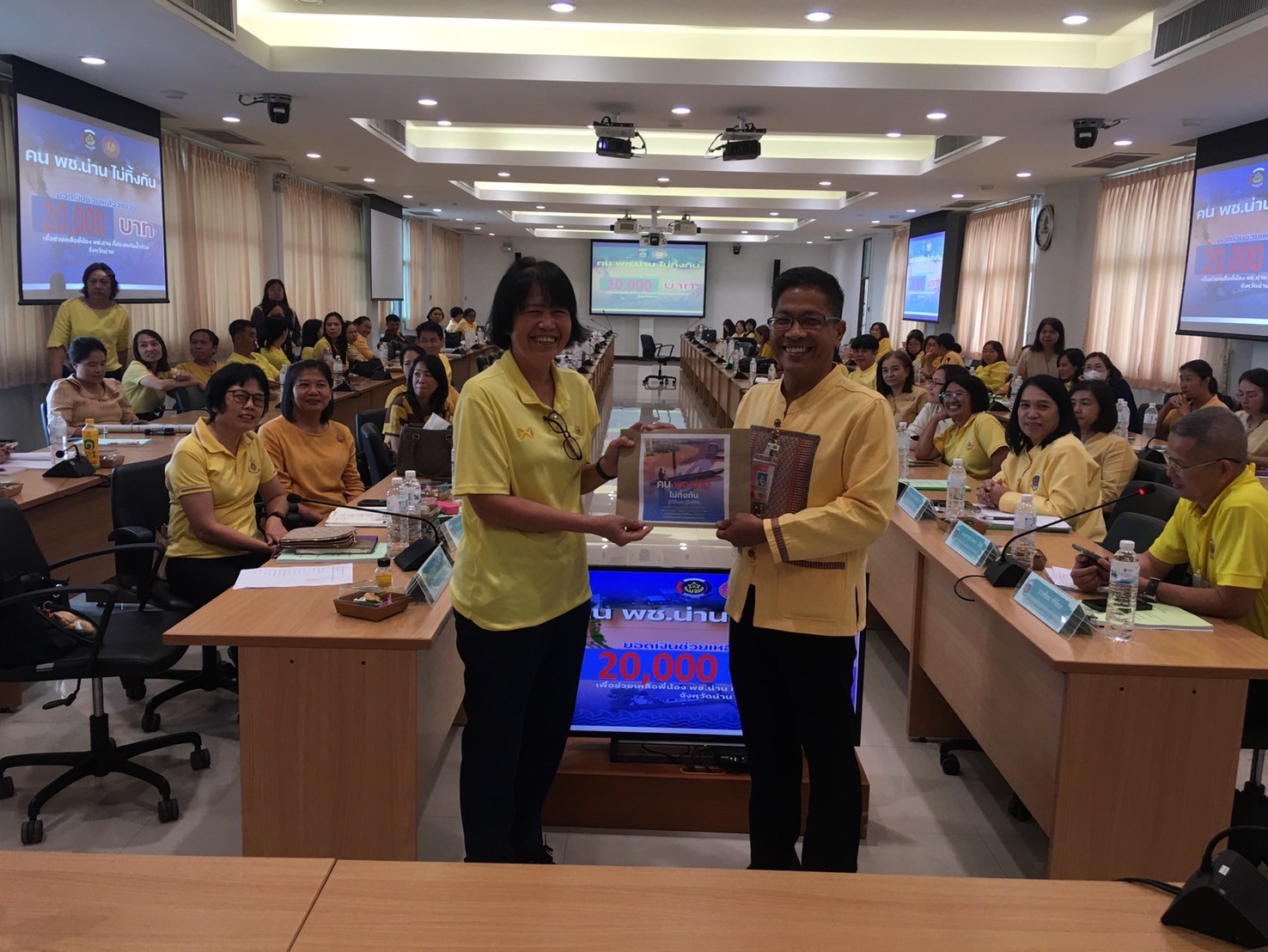 (#)สร้างสรรค์ชุมชน คน พช.น่าน (#) พช.น่าน มอบเงินช่วยเหลือครอบครัวพี่น้อง พช.น่าน ที่ประสบอุทกภัยในพื้นที่จังหวัดน่าน “พช.น่านไม่ทิ้งกัน”