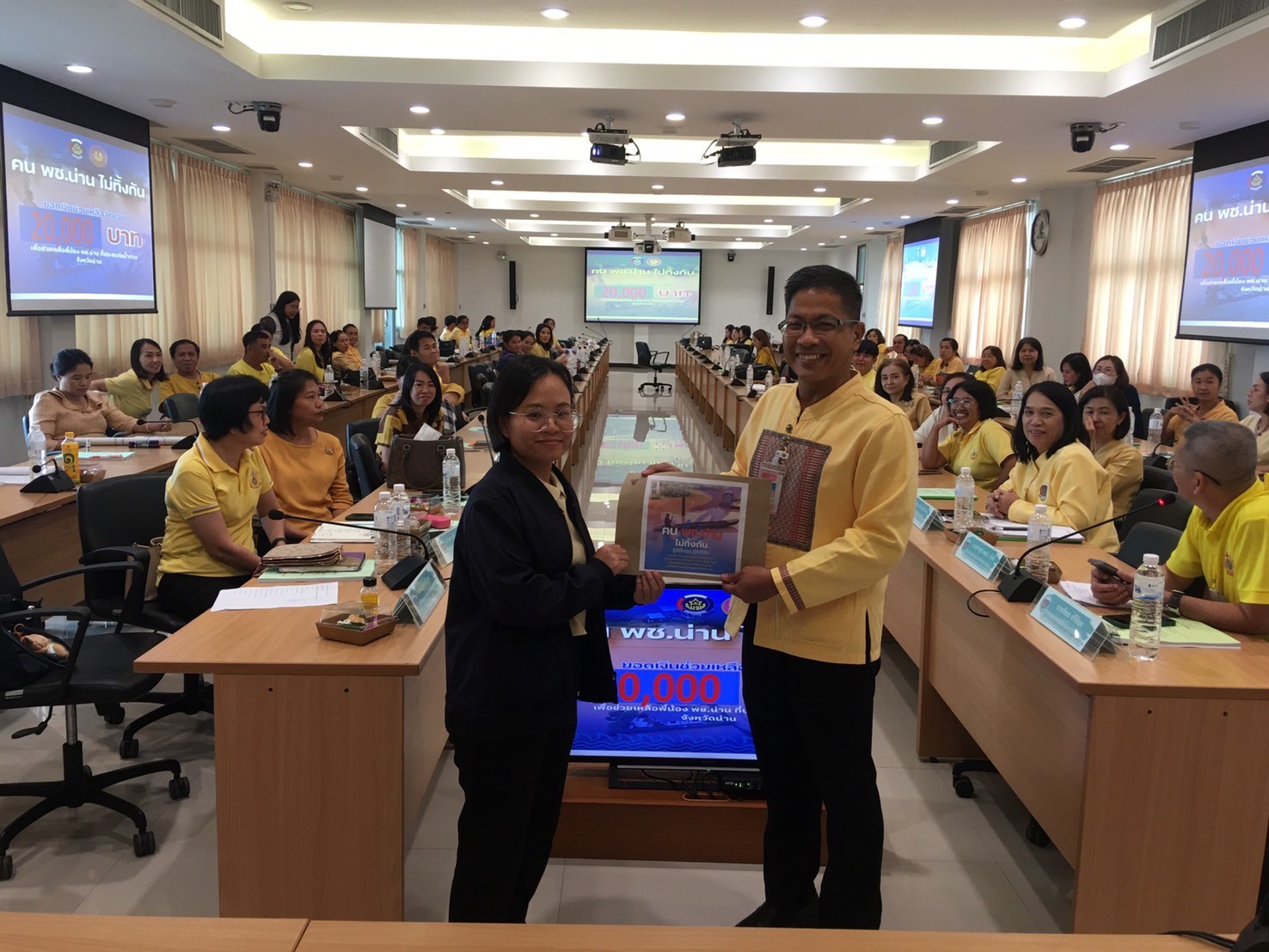 (#)สร้างสรรค์ชุมชน คน พช.น่าน (#) พช.น่าน มอบเงินช่วยเหลือครอบครัวพี่น้อง พช.น่าน ที่ประสบอุทกภัยในพื้นที่จังหวัดน่าน “พช.น่านไม่ทิ้งกัน”