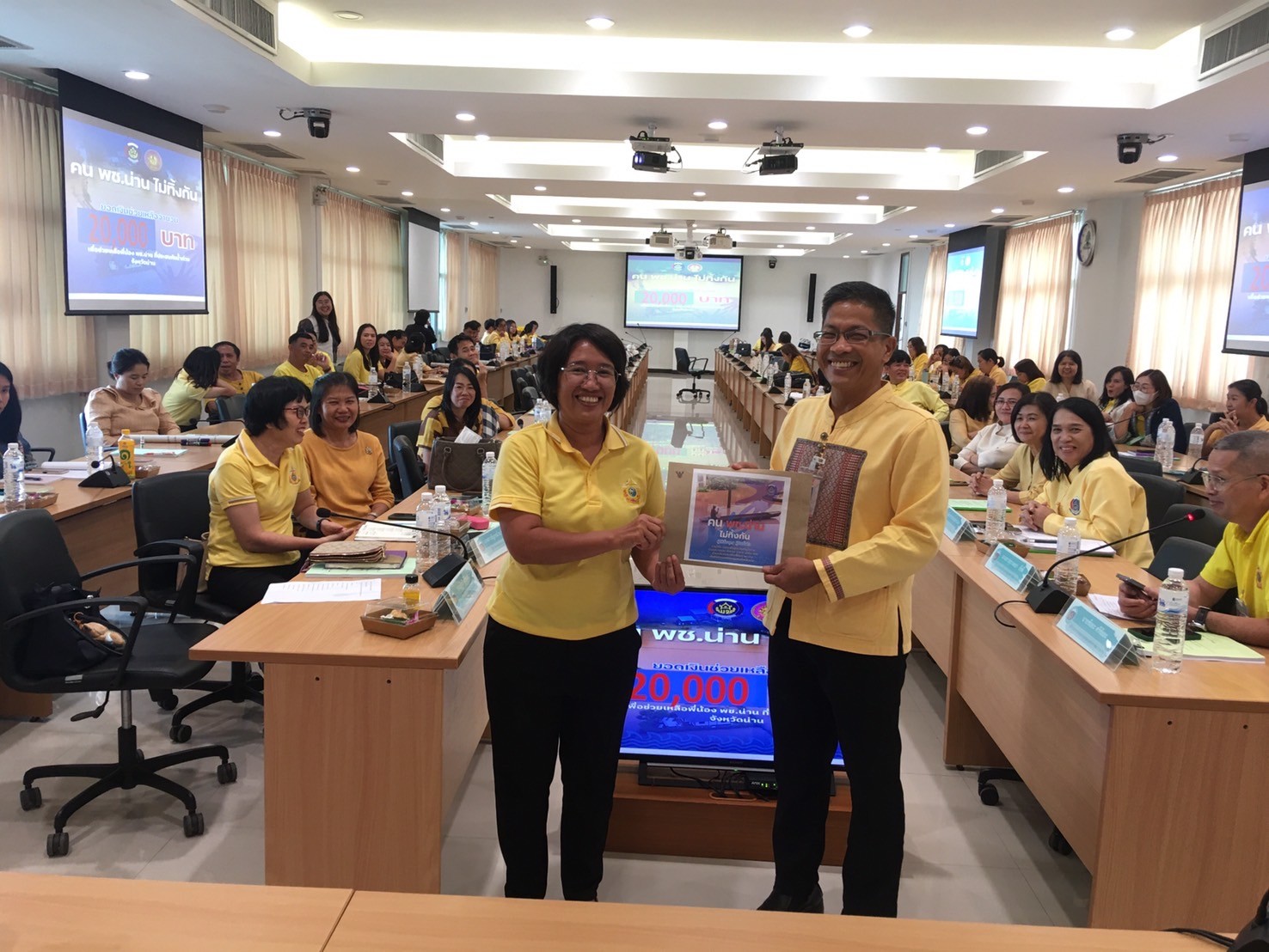 (#)สร้างสรรค์ชุมชน คน พช.น่าน (#) พช.น่าน มอบเงินช่วยเหลือครอบครัวพี่น้อง พช.น่าน ที่ประสบอุทกภัยในพื้นที่จังหวัดน่าน “พช.น่านไม่ทิ้งกัน”