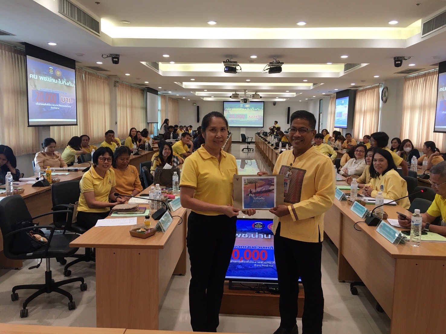 (#)สร้างสรรค์ชุมชน คน พช.น่าน (#) พช.น่าน มอบเงินช่วยเหลือครอบครัวพี่น้อง พช.น่าน ที่ประสบอุทกภัยในพื้นที่จังหวัดน่าน “พช.น่านไม่ทิ้งกัน”