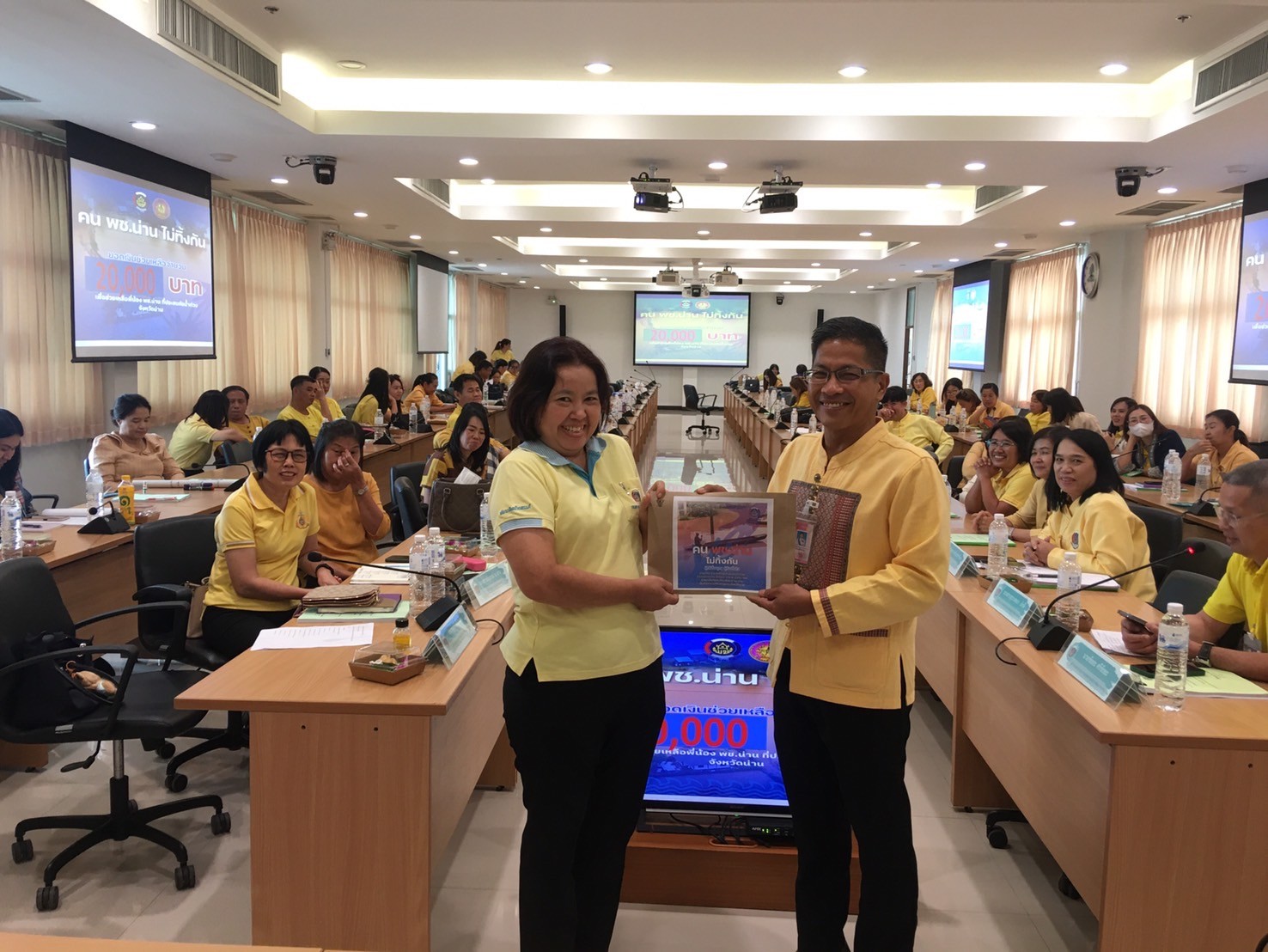 (#)สร้างสรรค์ชุมชน คน พช.น่าน (#) พช.น่าน มอบเงินช่วยเหลือครอบครัวพี่น้อง พช.น่าน ที่ประสบอุทกภัยในพื้นที่จังหวัดน่าน “พช.น่านไม่ทิ้งกัน”