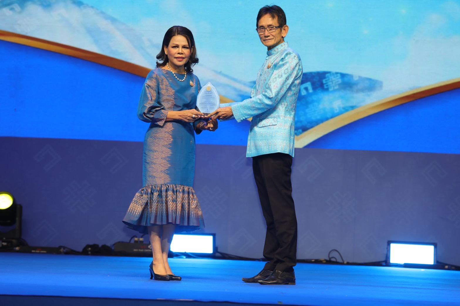 (#)สร้างสรรค์ชุมชน คนพช.น่าน(#) พช.น่าน เข้าร่วมกิจกรรมมอบโล่รางวัลให้แก่สตรีดีเด่นในการสนับสนุนการขับเคลื่อนนโยบายและภารกิจสำคัญกระทรวงมหาดไทย ประจำปี 2567