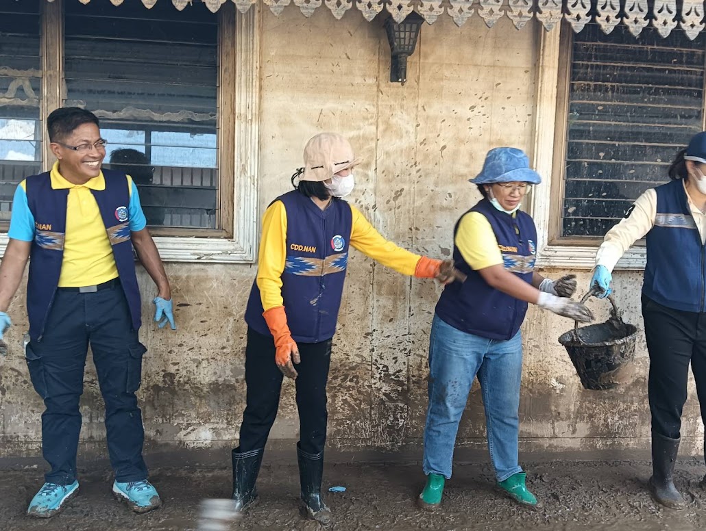 (#)สร้างสรรค์ชุมชน คนพช.น่าน(#) พช.น่าน ร่วมทำความสะอาดช่วยเหลือครัวเรือนริมน้ำกกที่ได้รับผลกระทบจากเหตุการณ์อุกทกภัย ในพื้นที่ตำบลดอยฮาง อำเภอเมืองเชียงราย จังหวัดเชียงราย