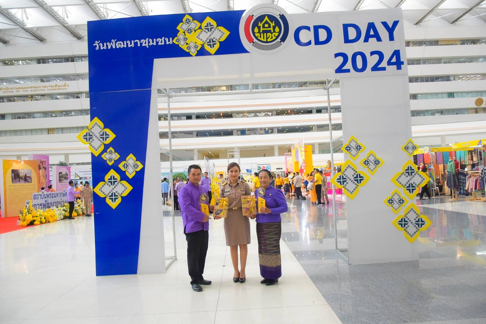 #สร้างสรรค์ชุมชน คนพช.น่าน# ผู้ว่าราชการจังหวัดน่าน เข้ารับรางวัลการขับเคลื่อนหมู่บ้านป้องกันและแก้ไขปัญหายาเสพติดโดยกองทุนแม่ของแผ่นดิน จากปลัดกระทรวงมหาดไทย ในงาน “วันพัฒนาชุมชน” CD Day 2024